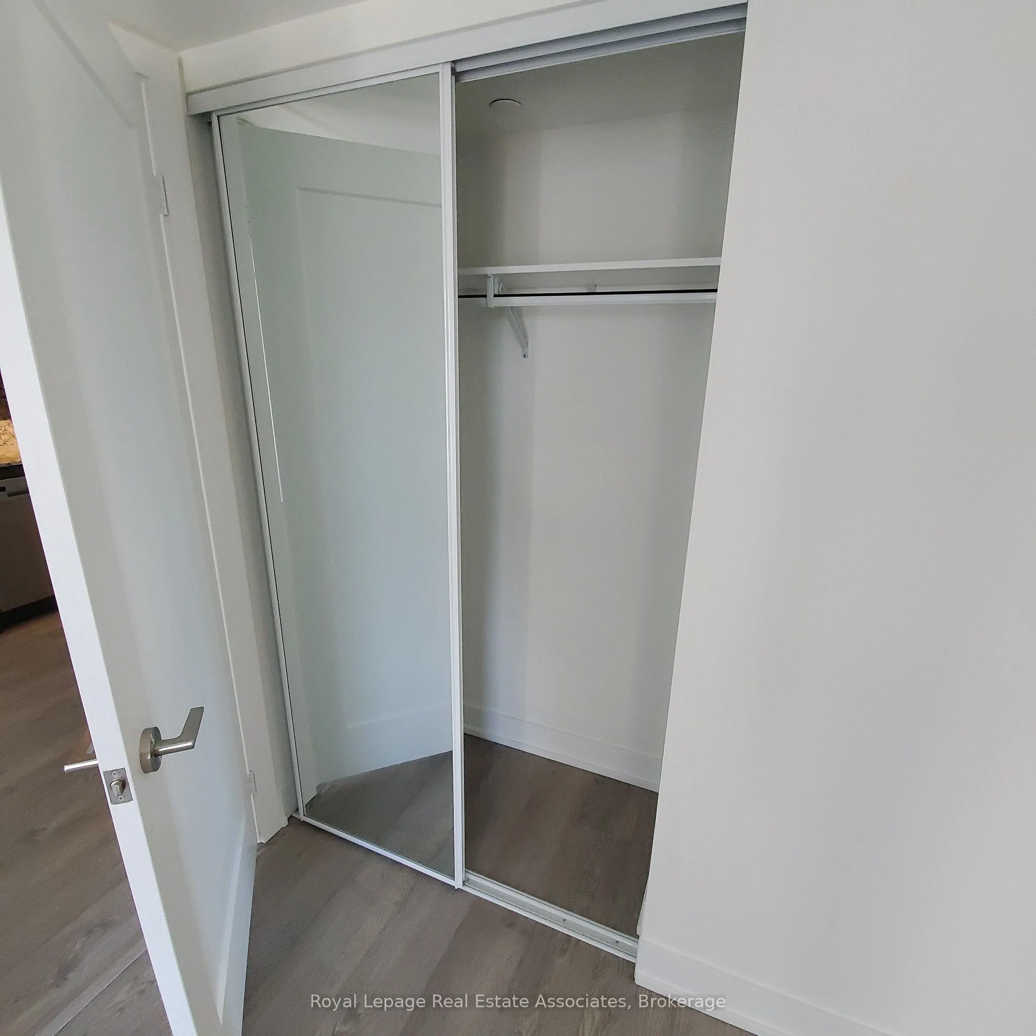 9 Mabelle Avenue, #1221