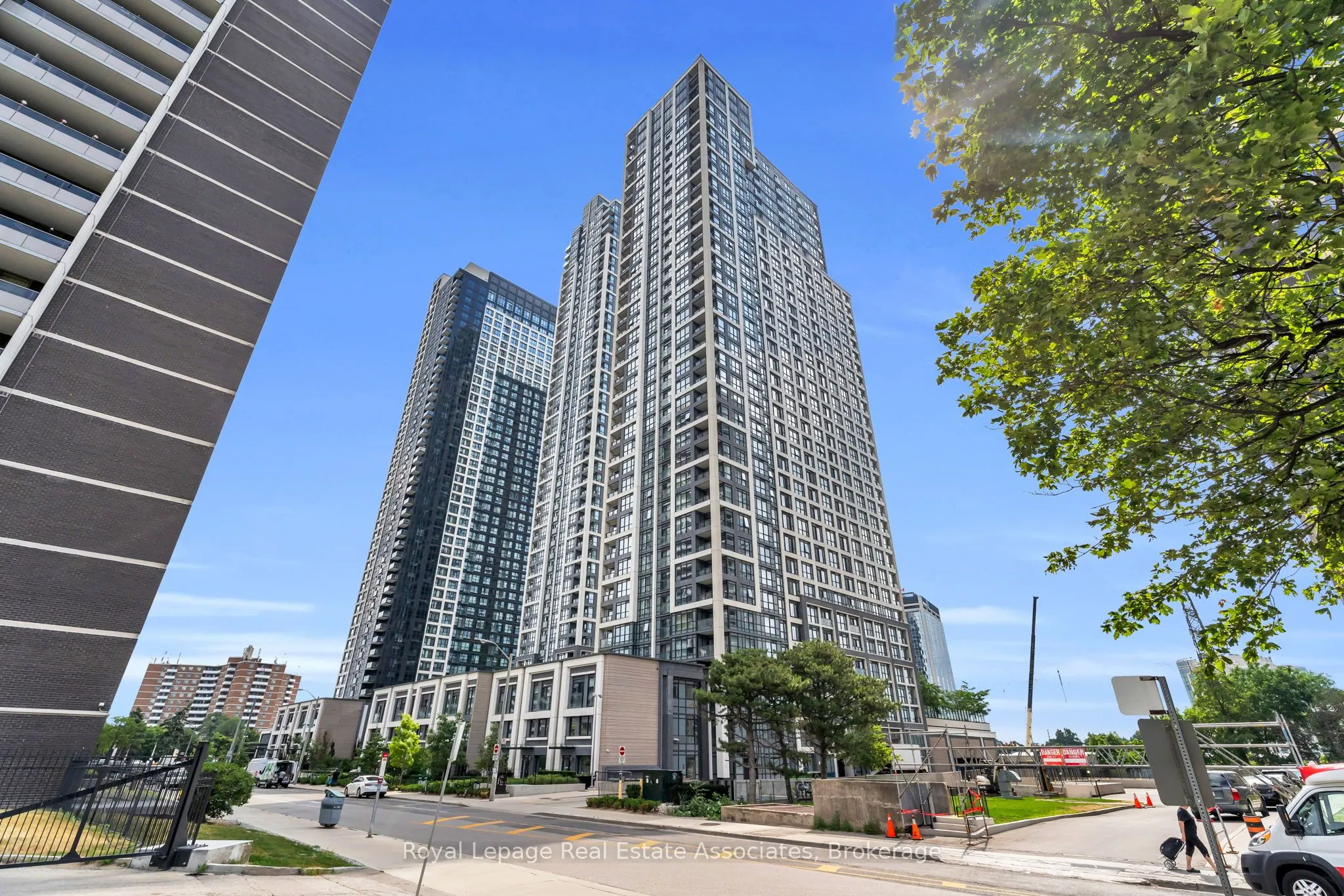 9 Mabelle Avenue, #1221