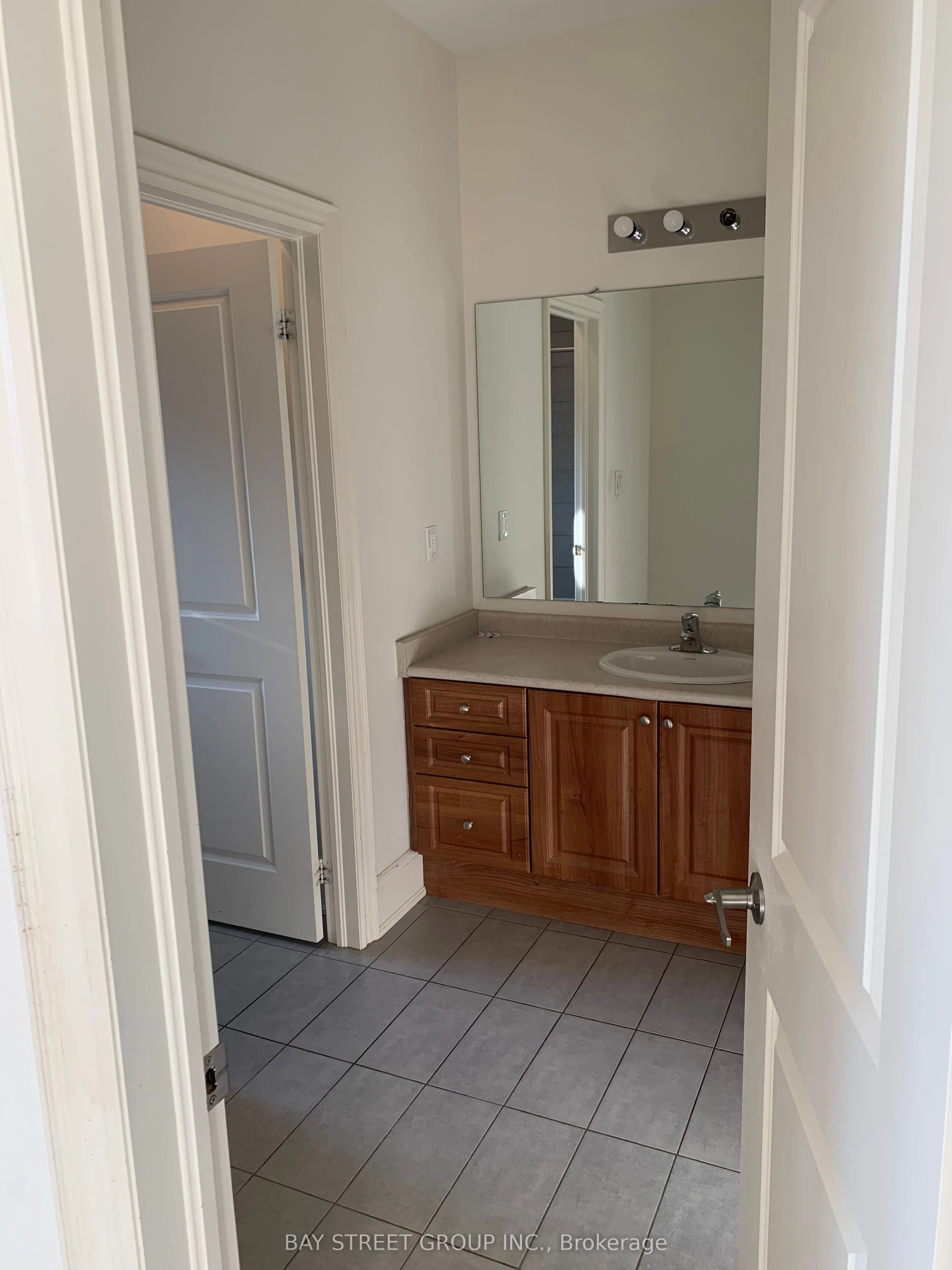 3127 Streamwood Pass