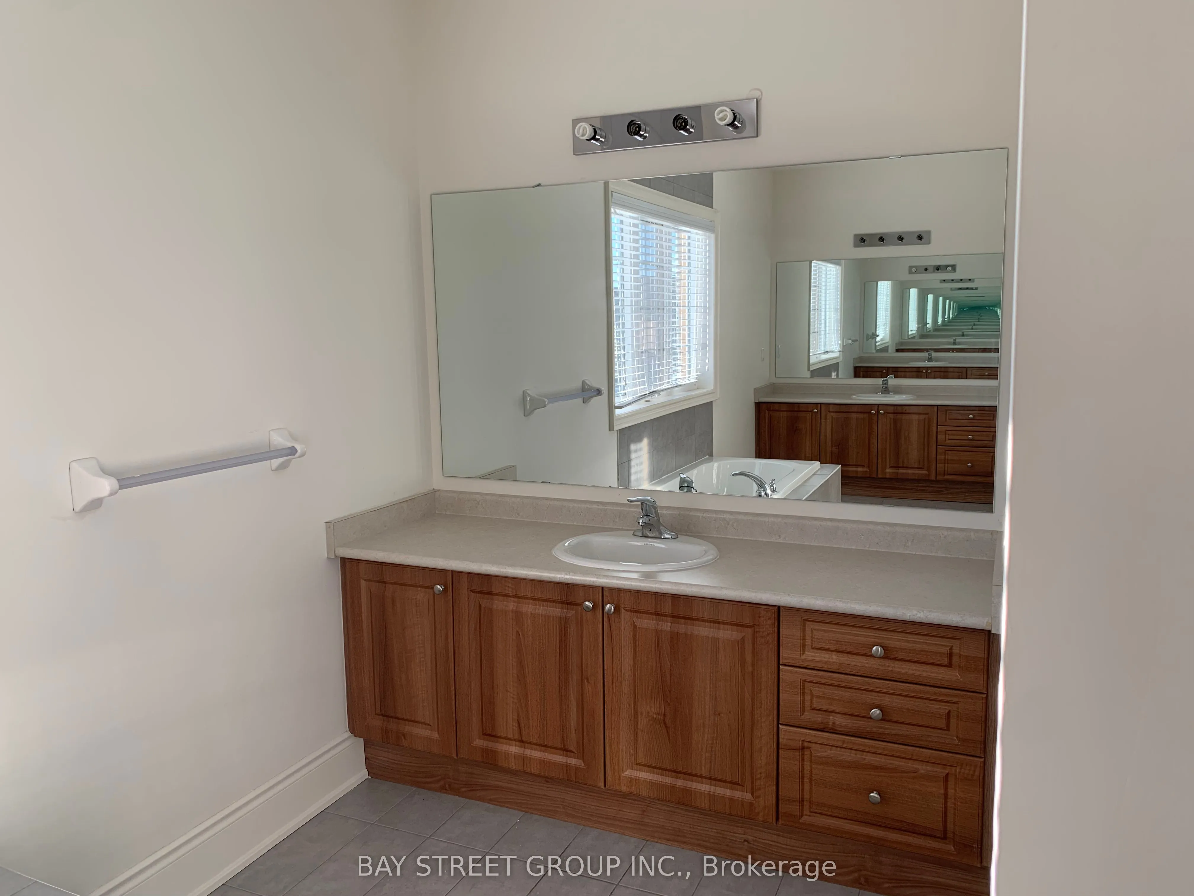 3127 Streamwood Pass