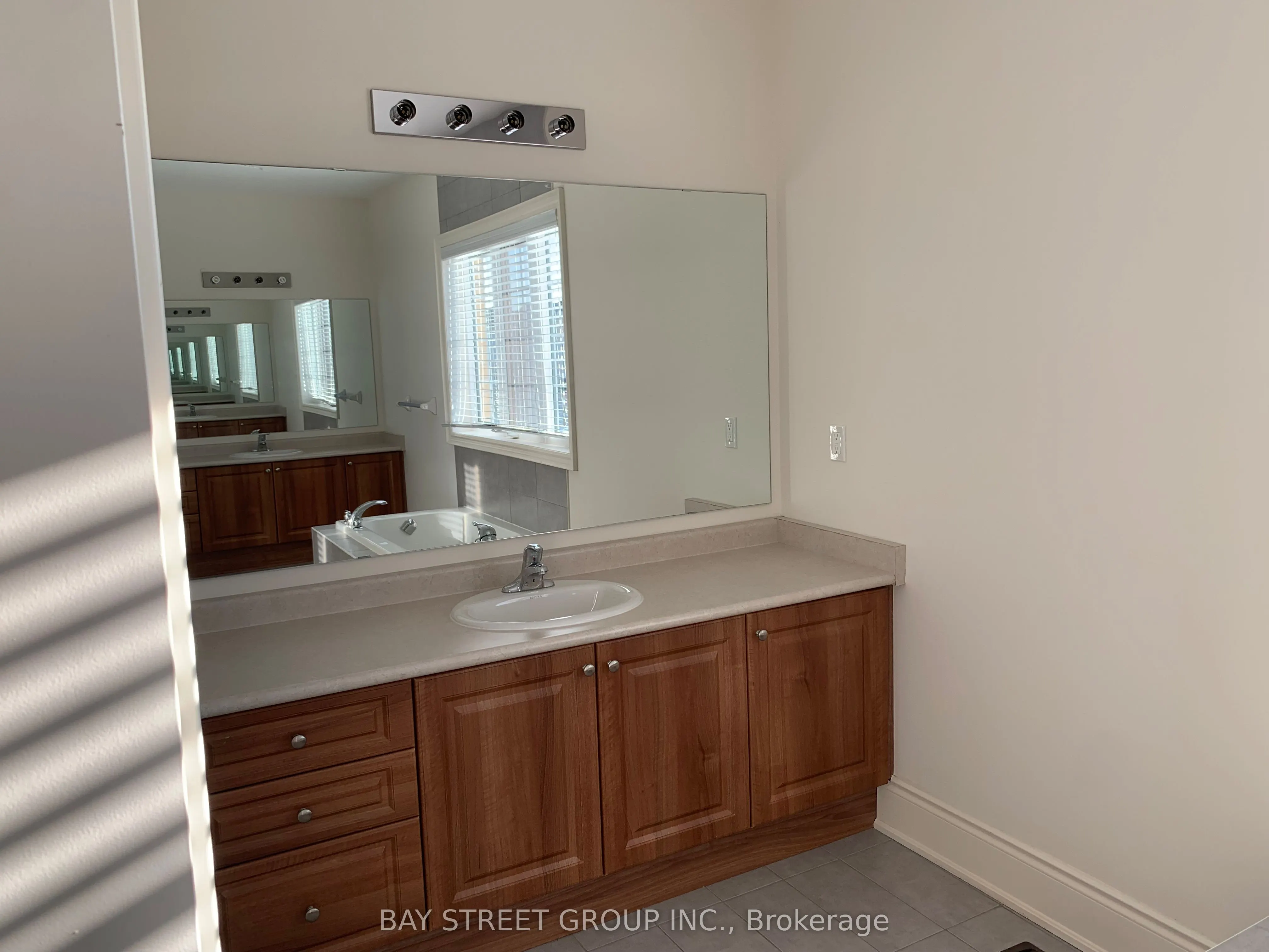 3127 Streamwood Pass