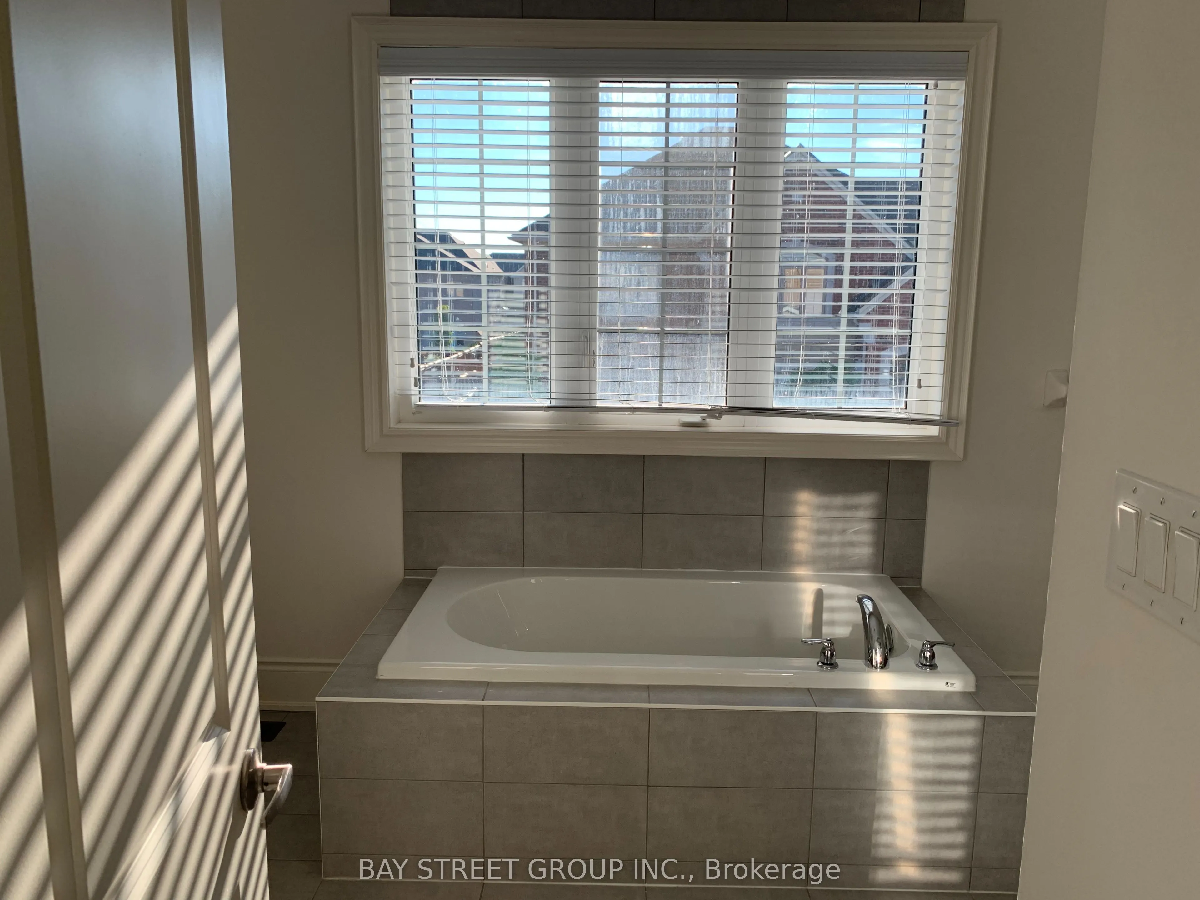 3127 Streamwood Pass