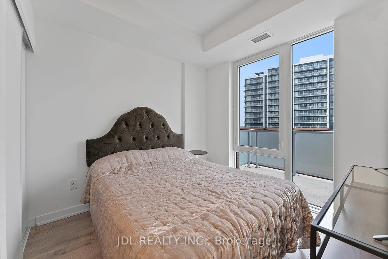 215 Lakeshore Road W, #519