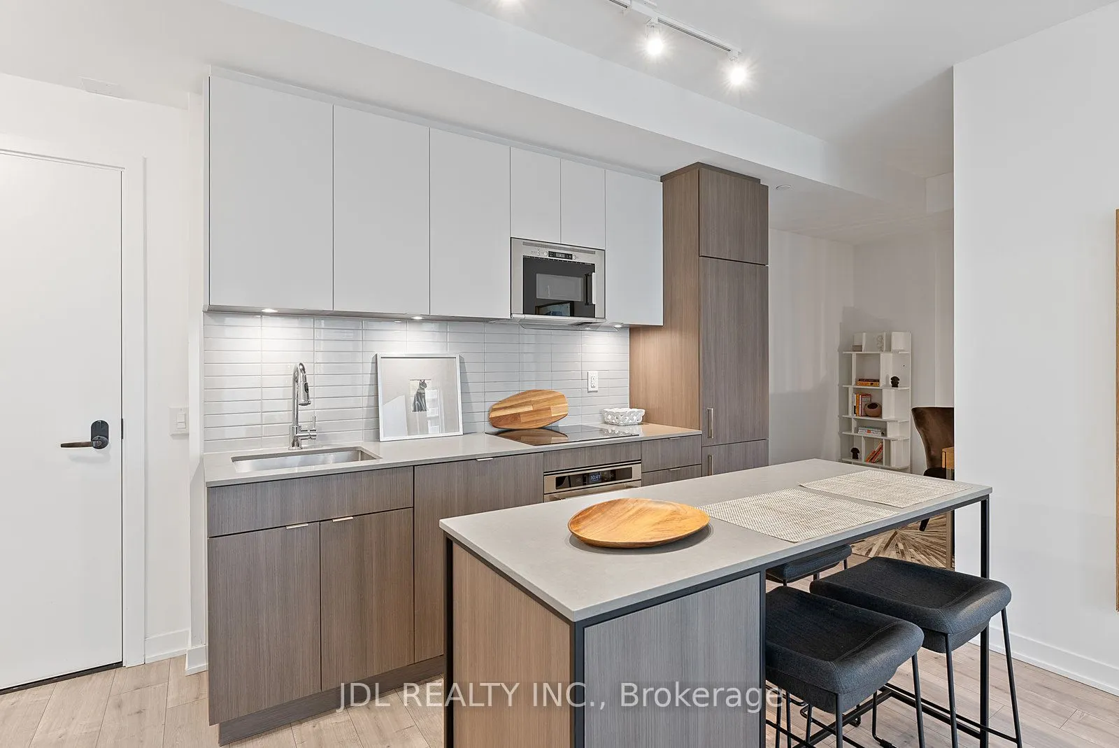 215 Lakeshore Road W, #519