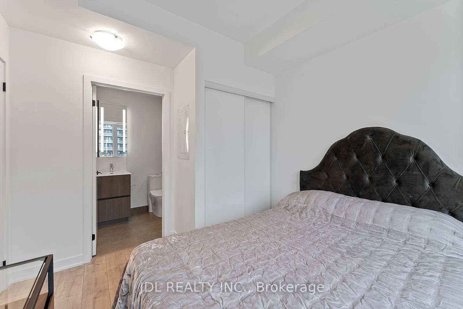 215 Lakeshore Road W, #519