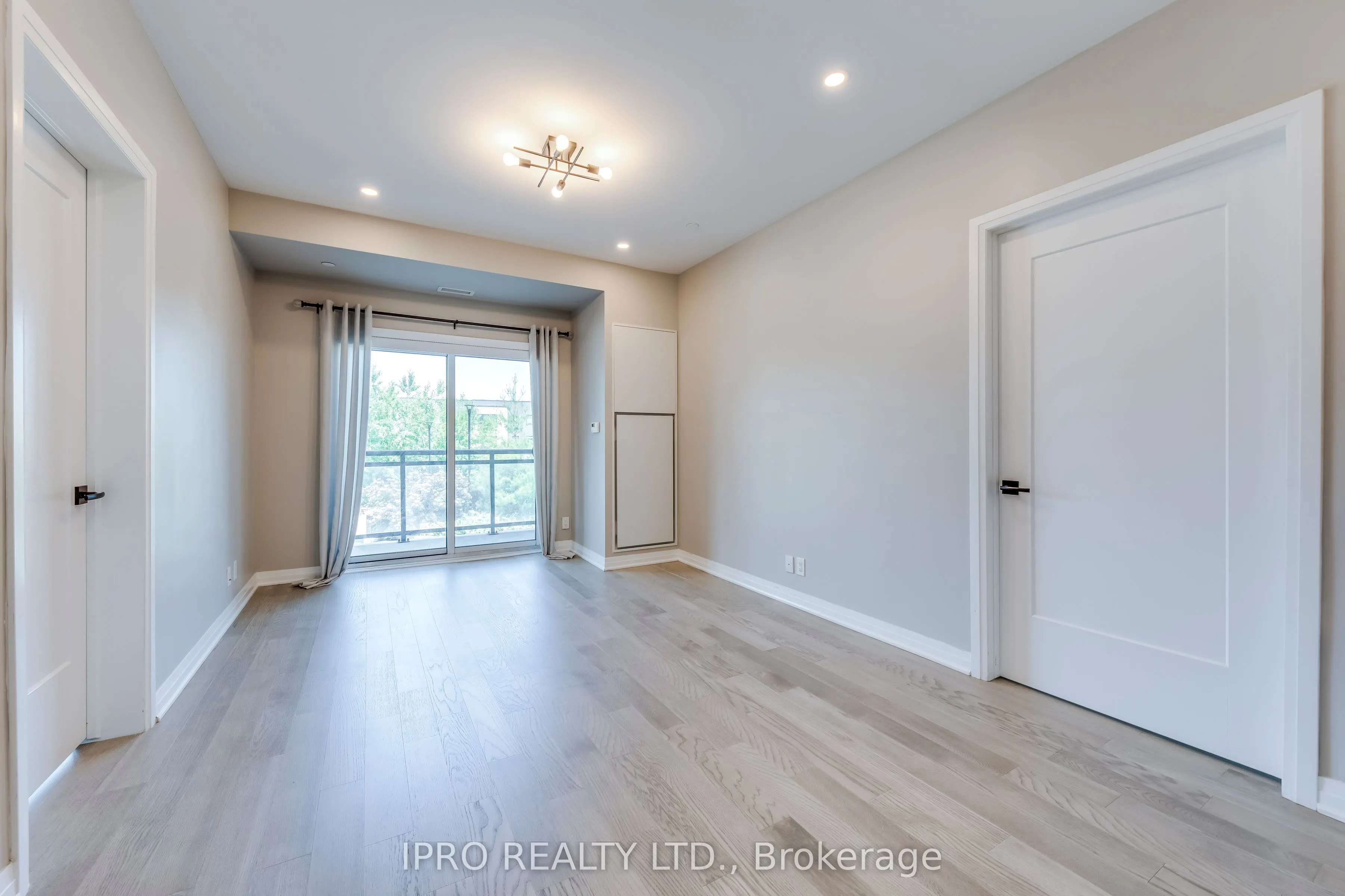 128 GROVEWOOD Common, #205