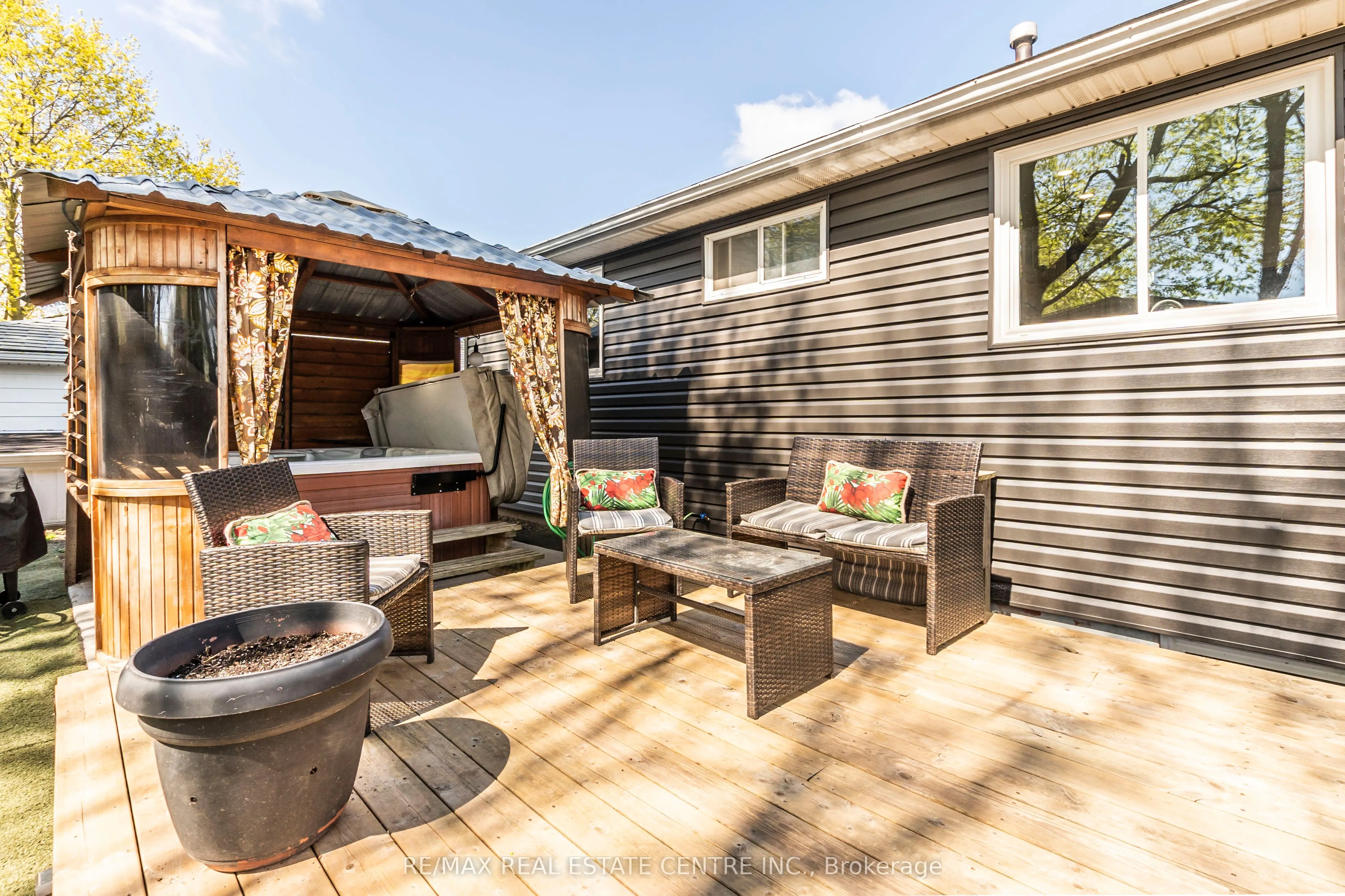 12 Cobblehill Road