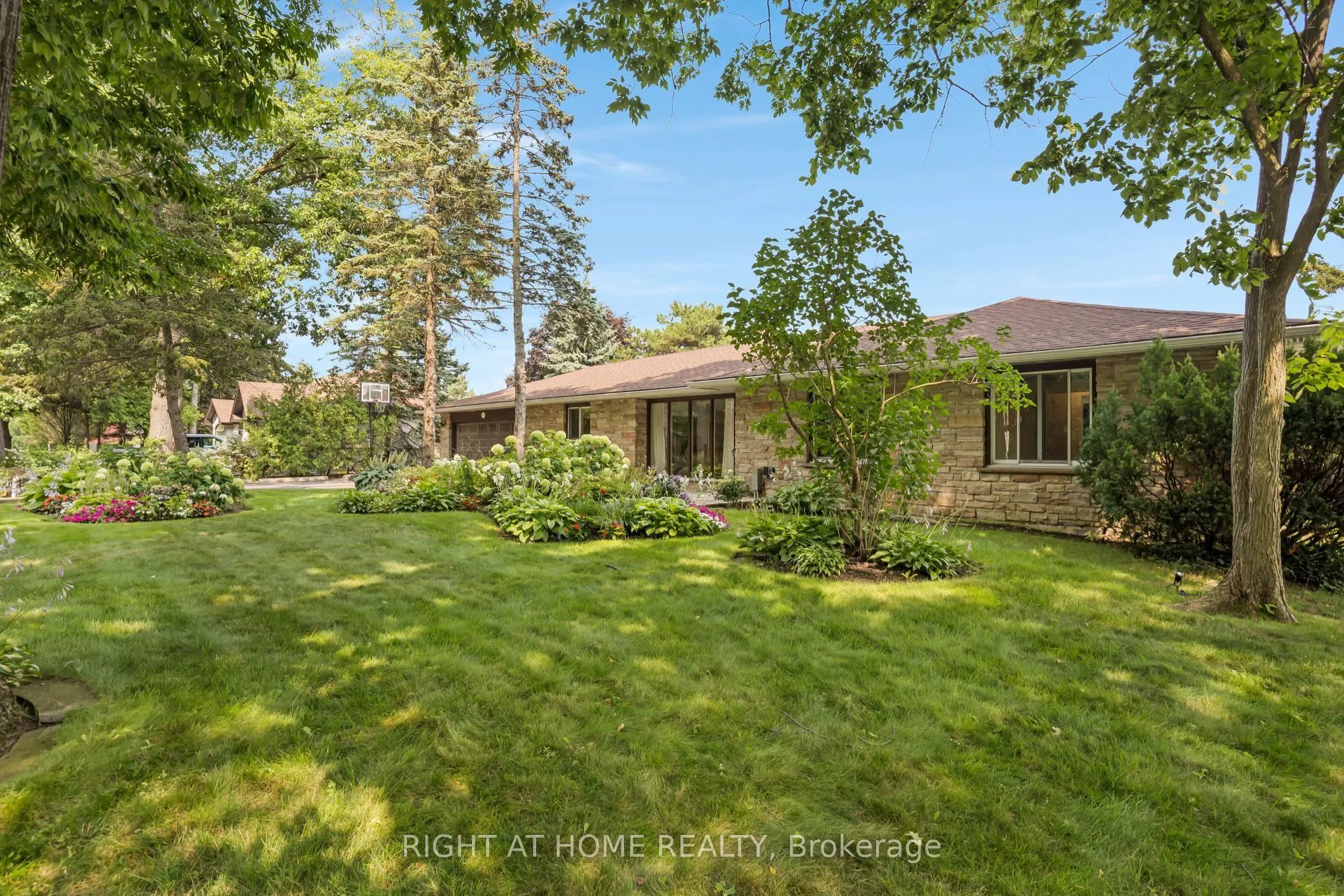 1360 LAKESHORE Road W
