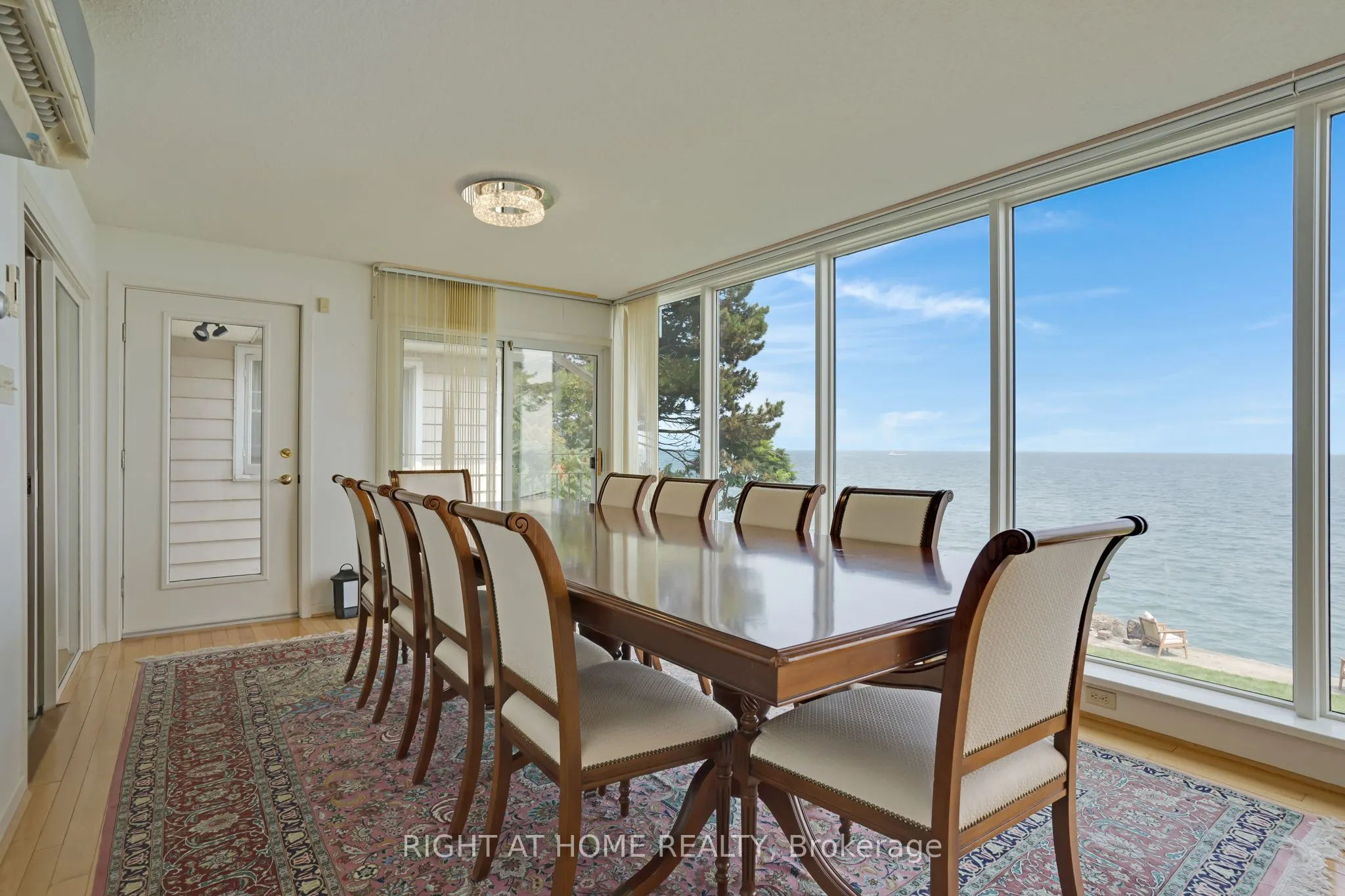 1360 LAKESHORE Road W