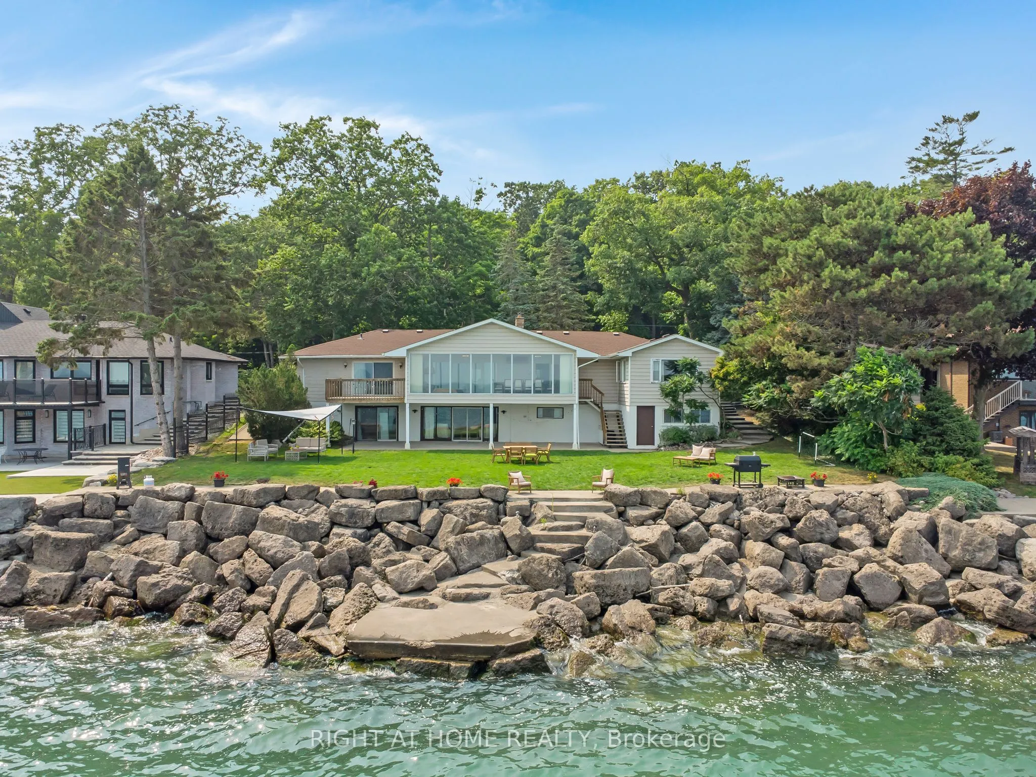 1360 LAKESHORE Road W