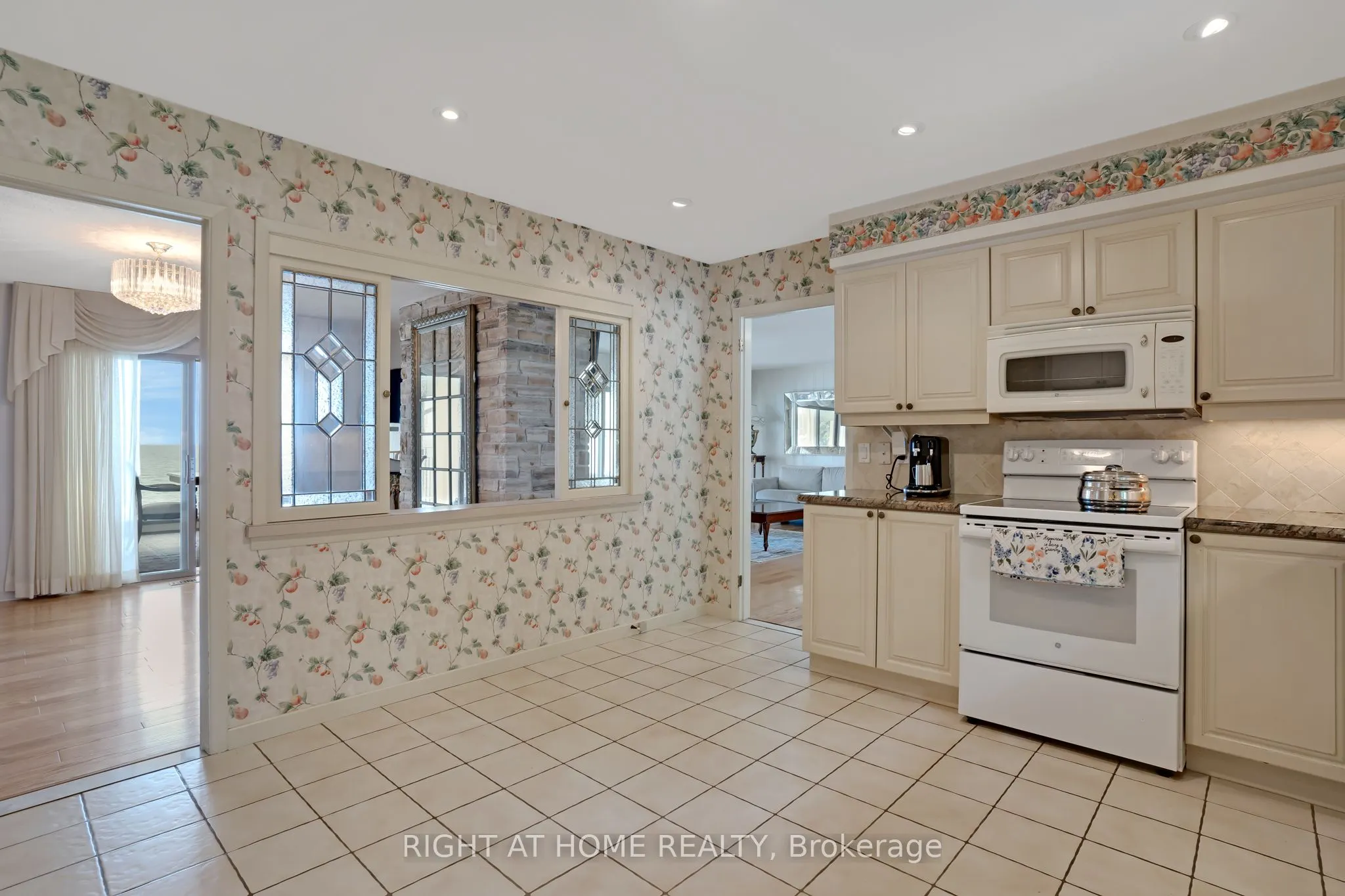 1360 LAKESHORE Road W