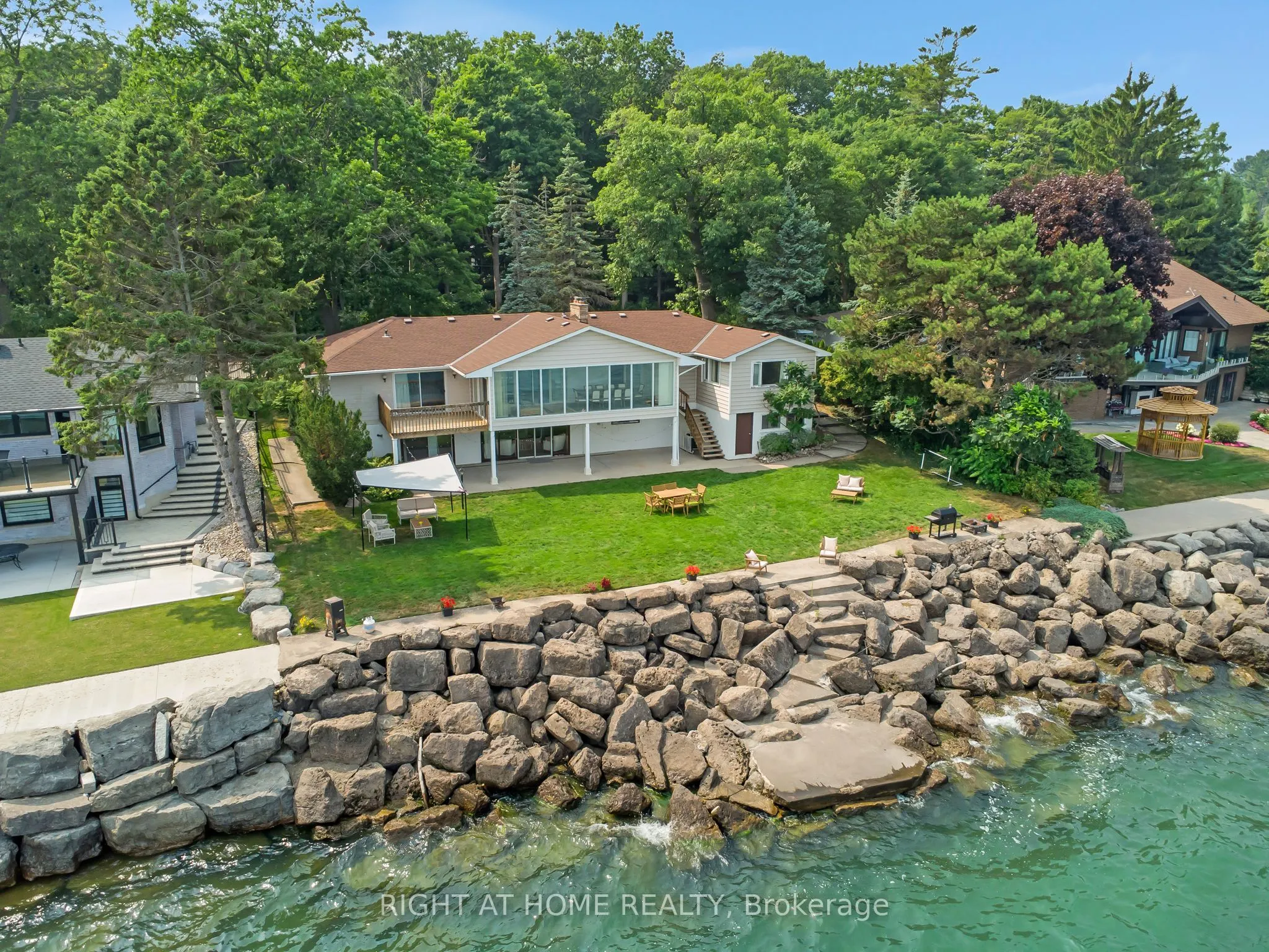 1360 LAKESHORE Road W