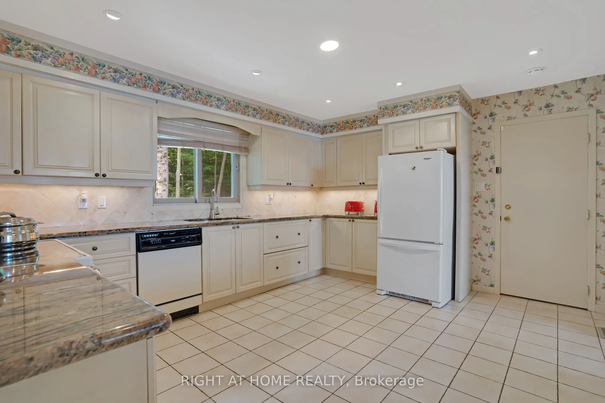 1360 LAKESHORE Road W