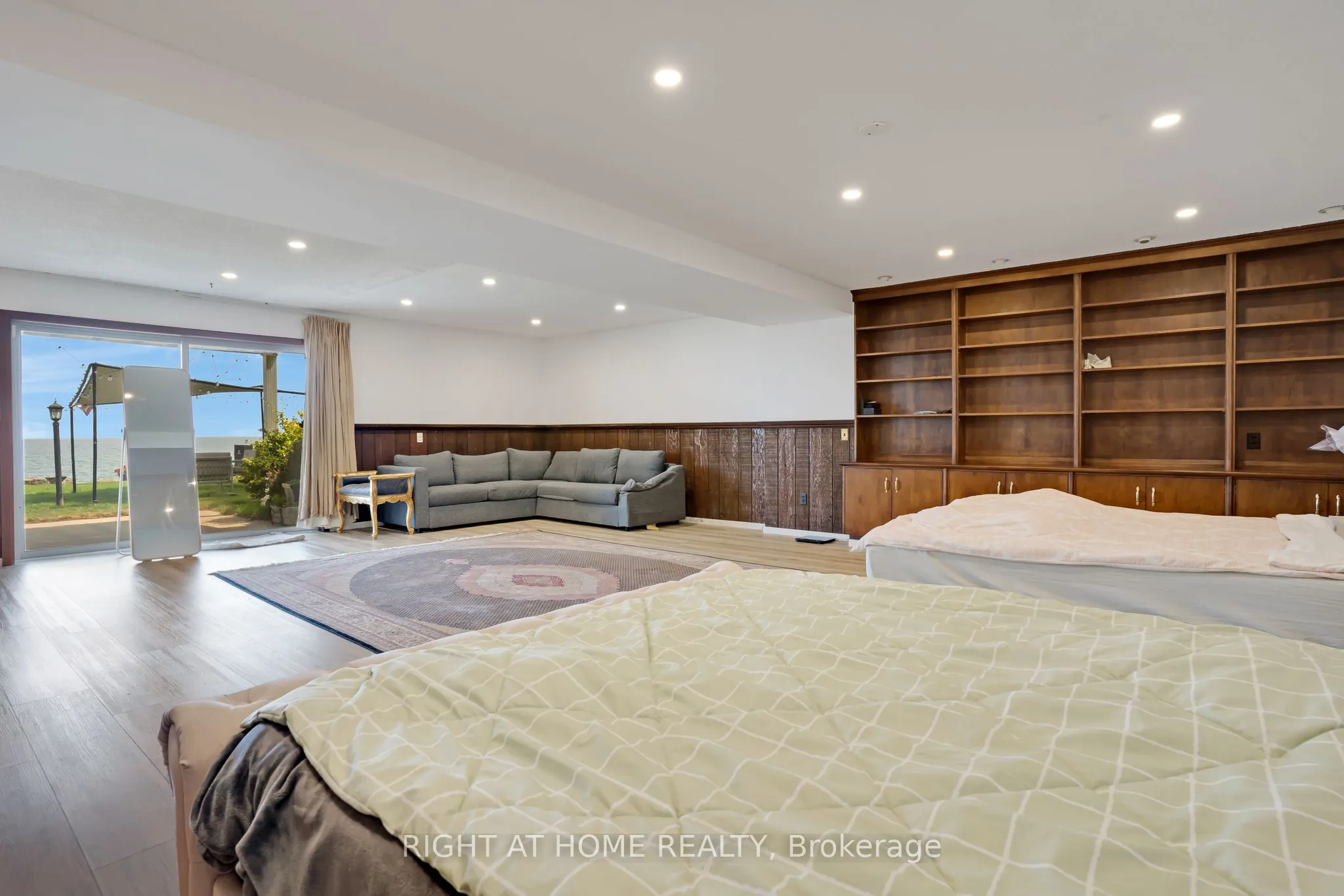1360 LAKESHORE Road W