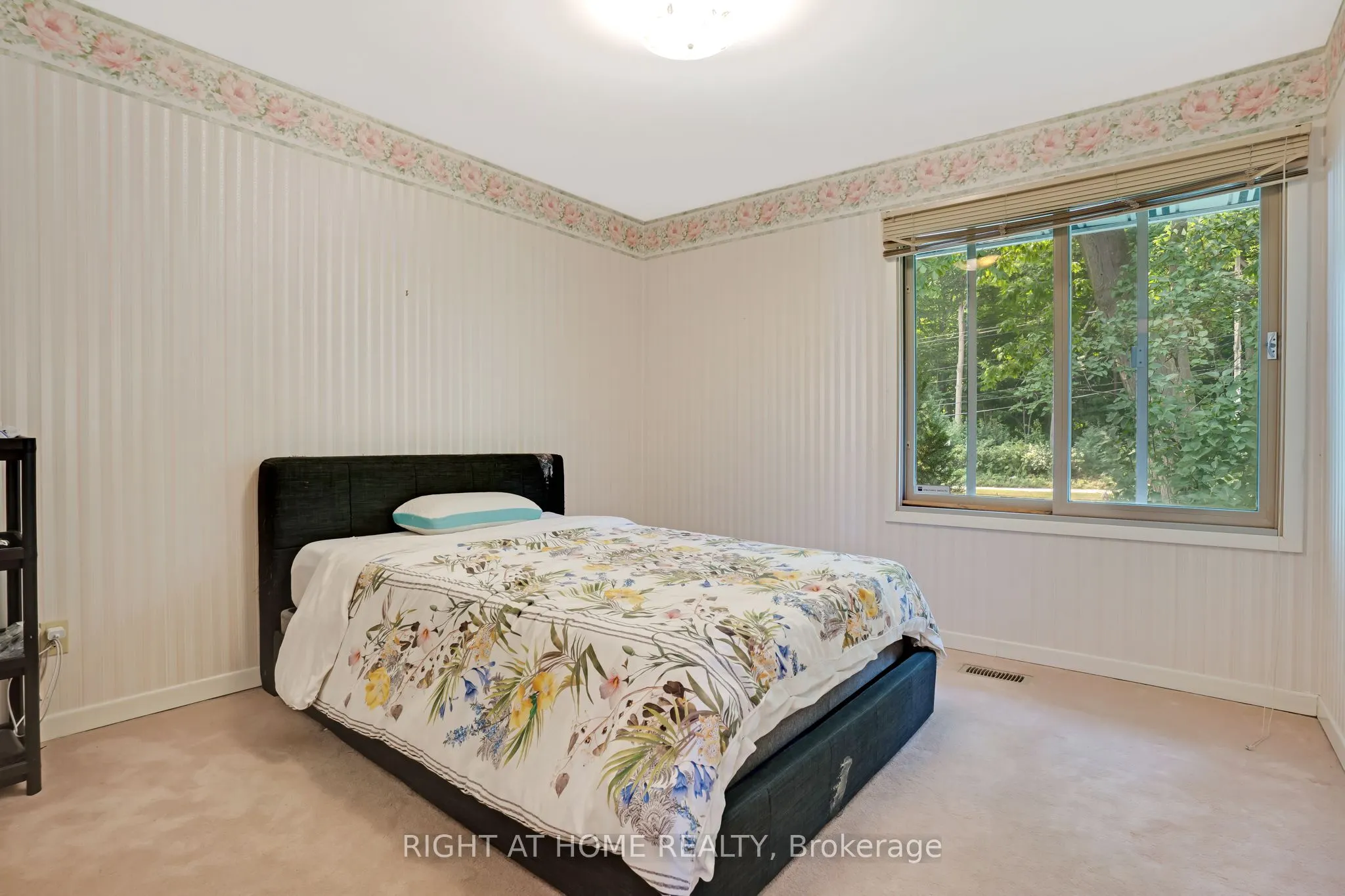 1360 LAKESHORE Road W
