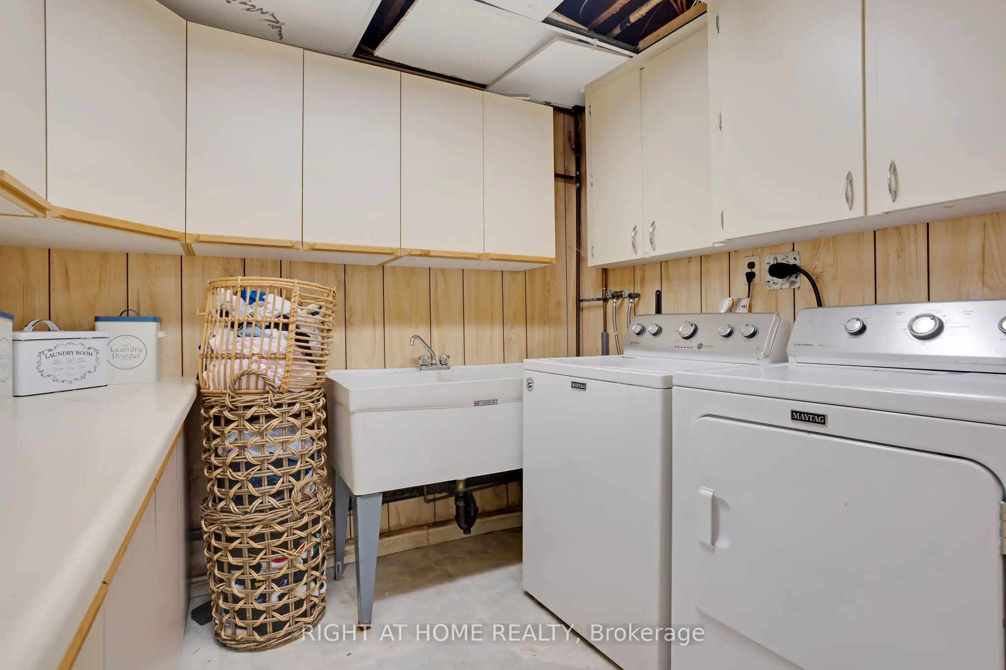 1360 LAKESHORE Road W