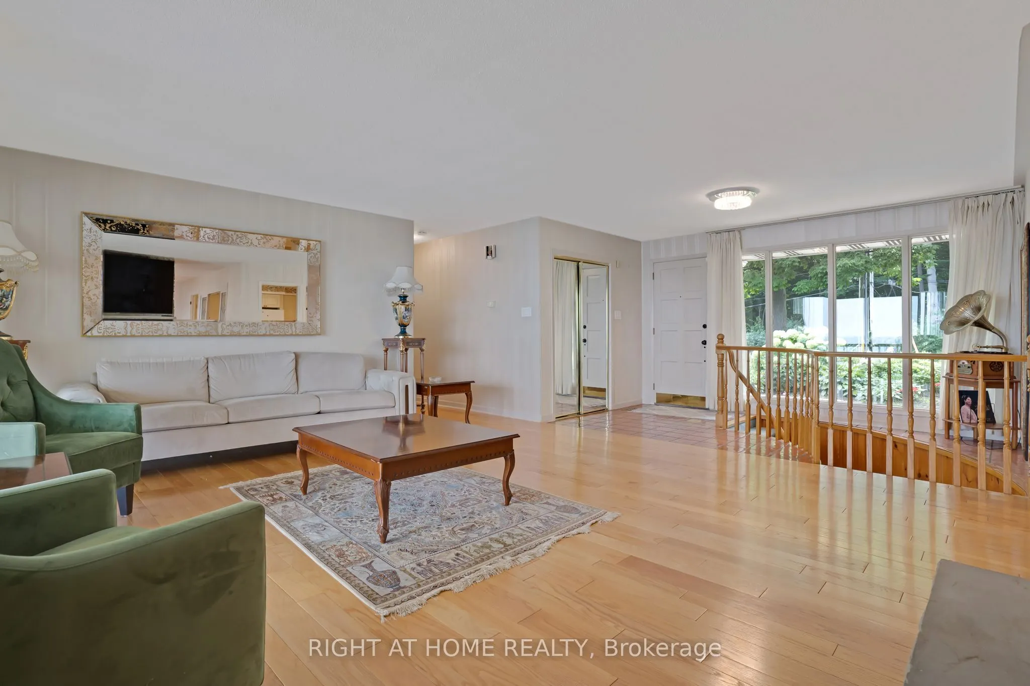 1360 LAKESHORE Road W
