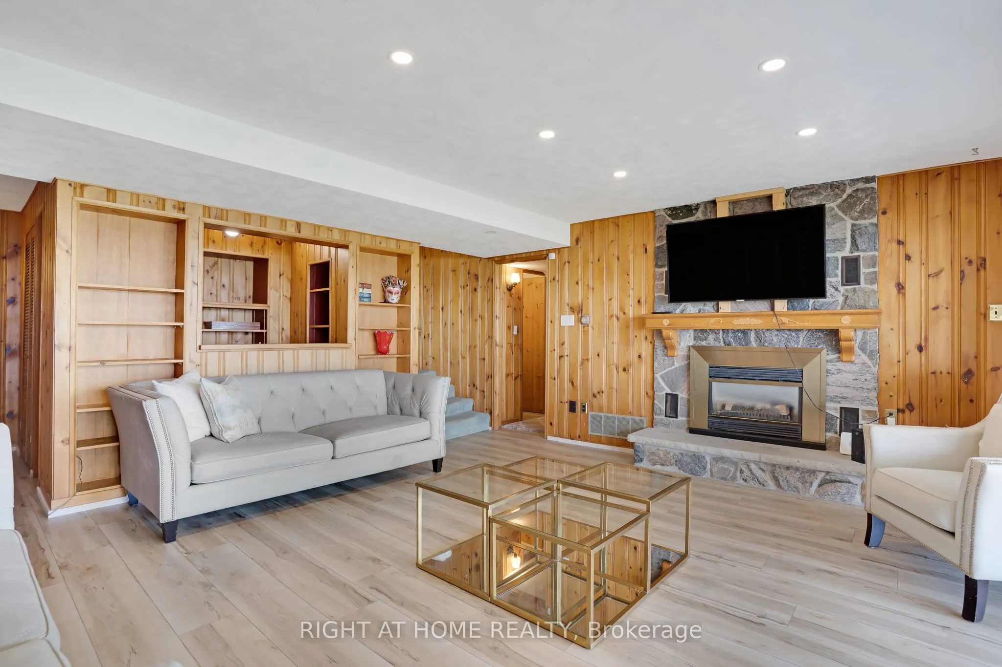 1360 LAKESHORE Road W