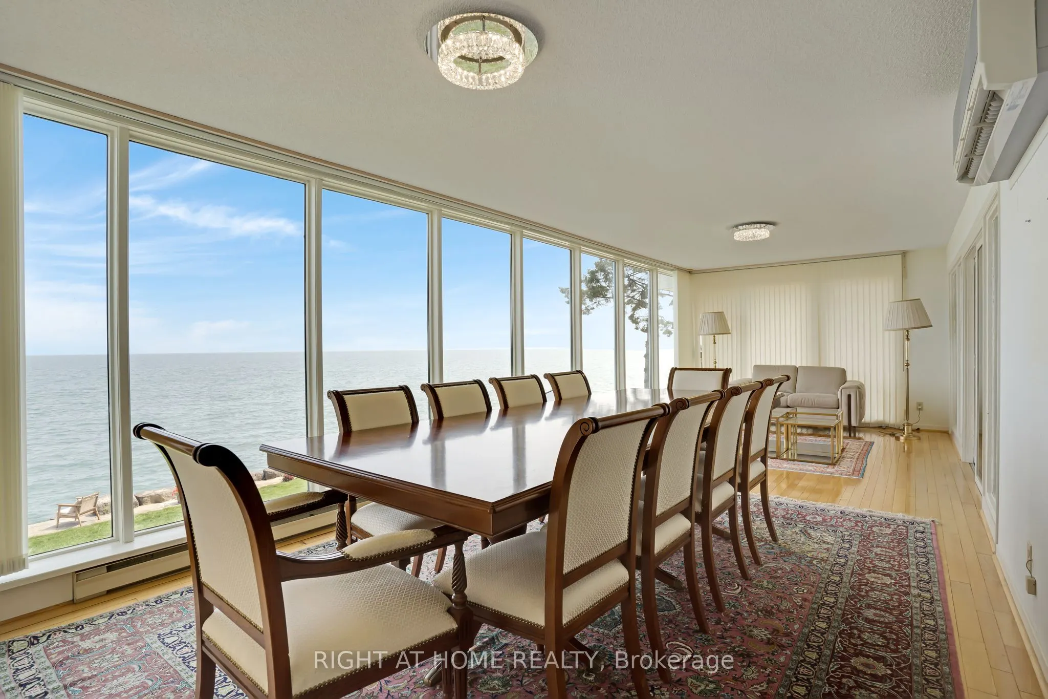 1360 LAKESHORE Road W