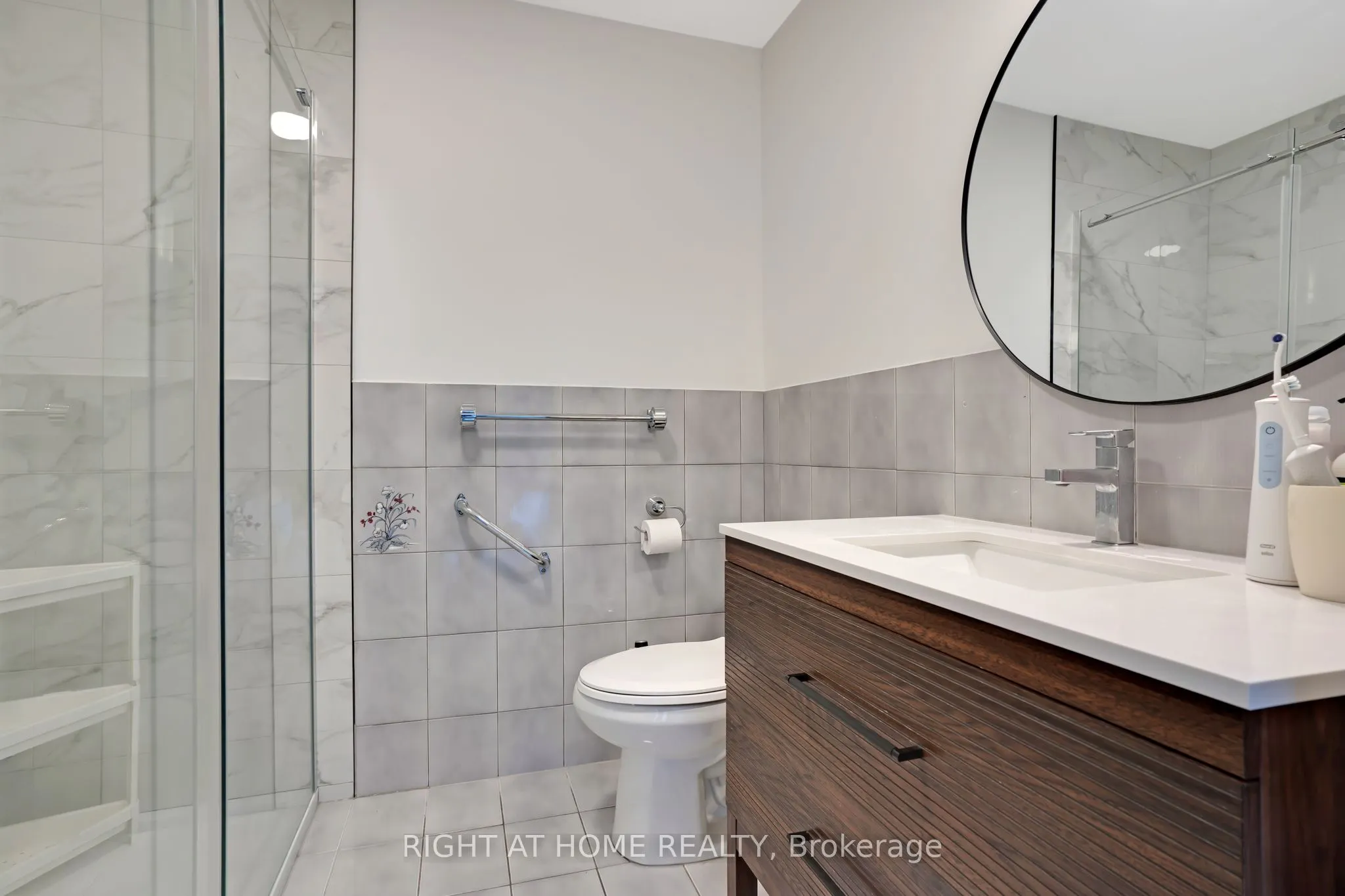 1360 LAKESHORE Road W