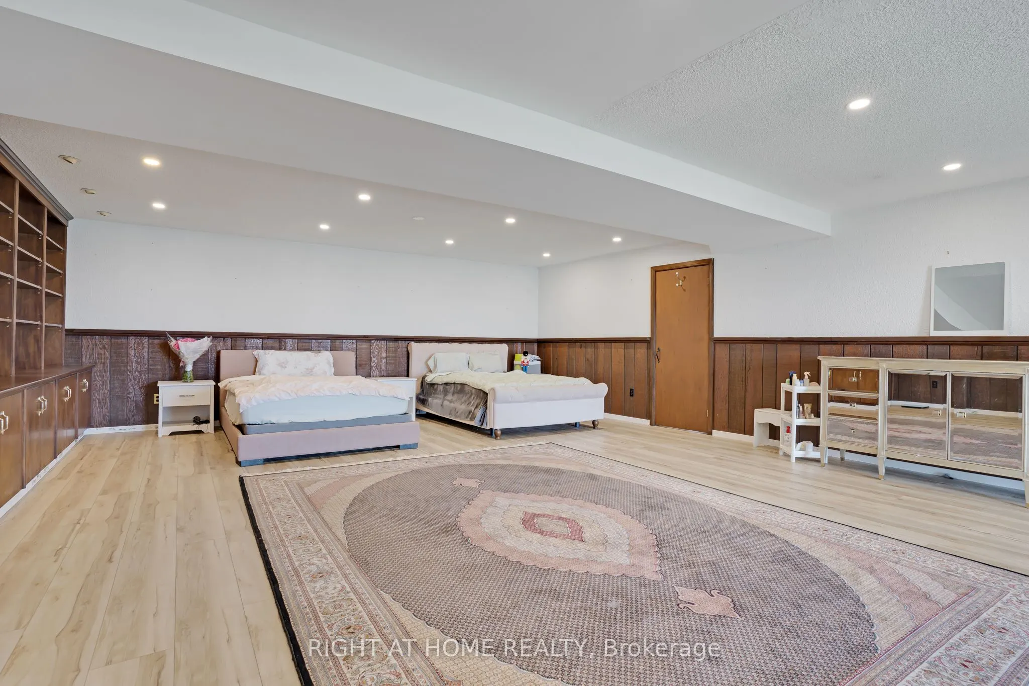 1360 LAKESHORE Road W