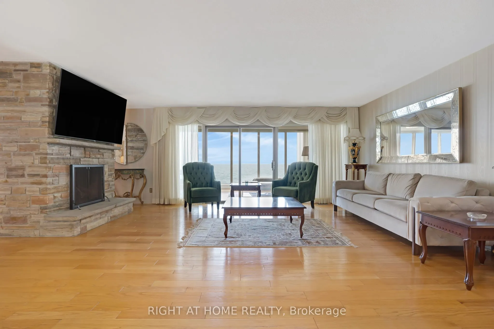 1360 LAKESHORE Road W