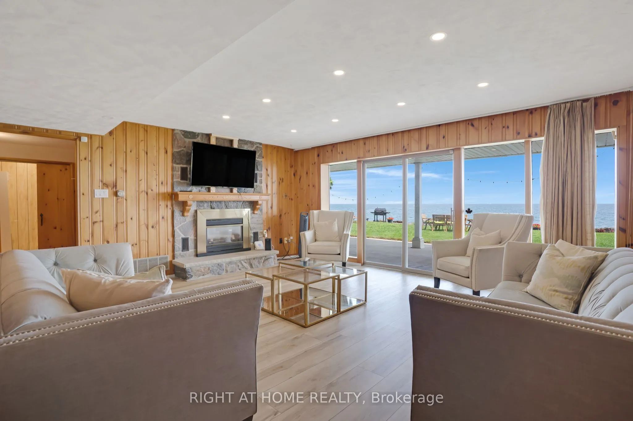 1360 LAKESHORE Road W