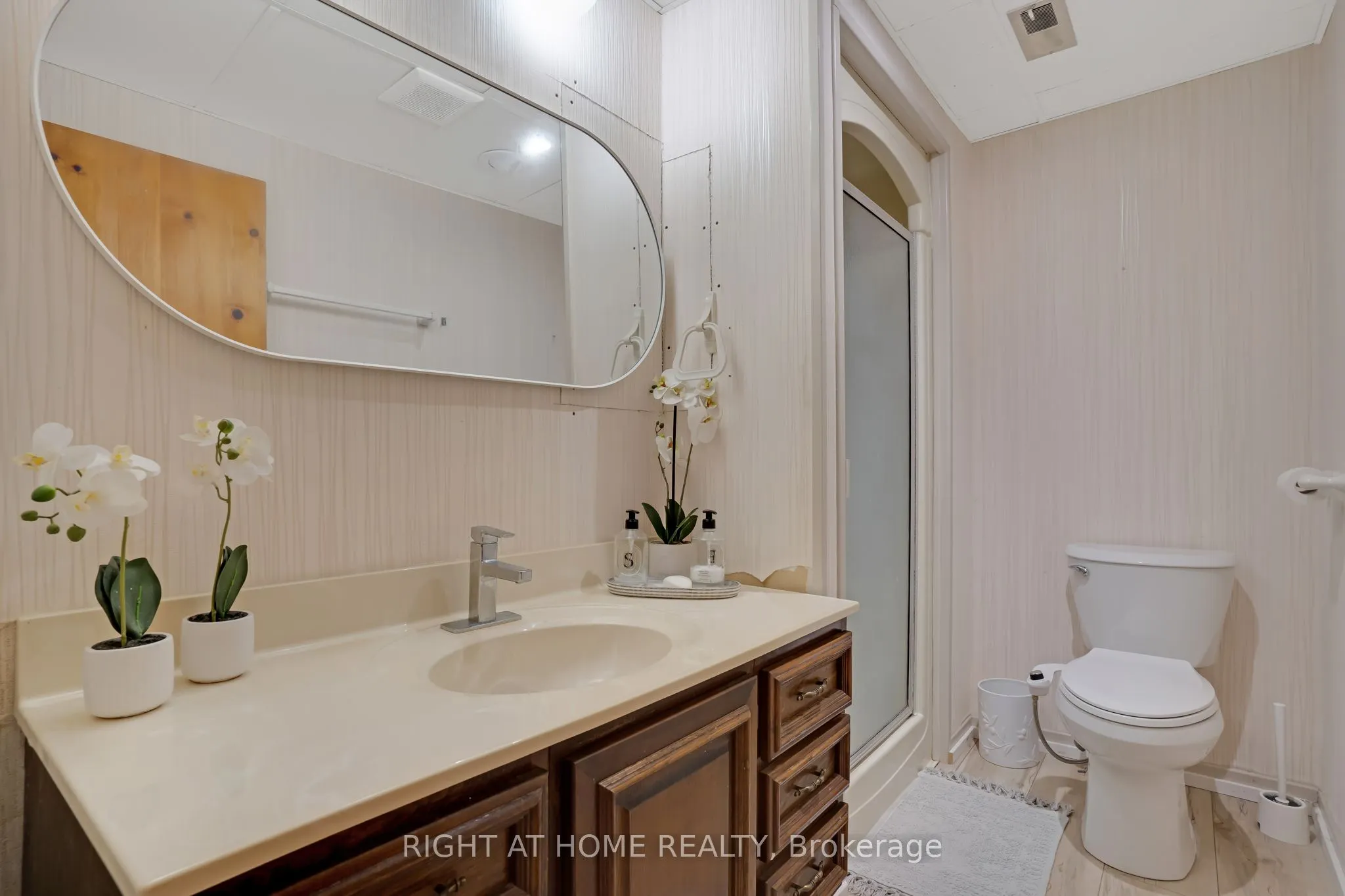 1360 LAKESHORE Road W
