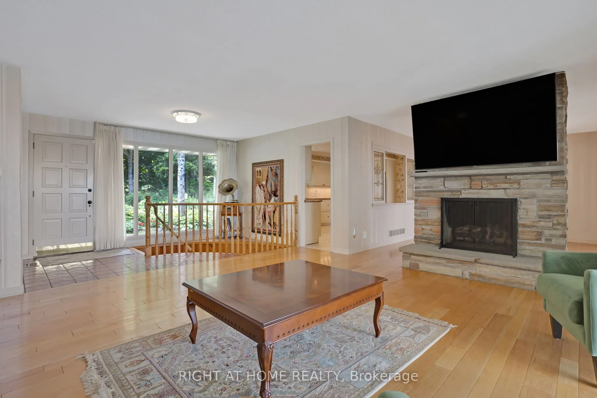 1360 LAKESHORE Road W