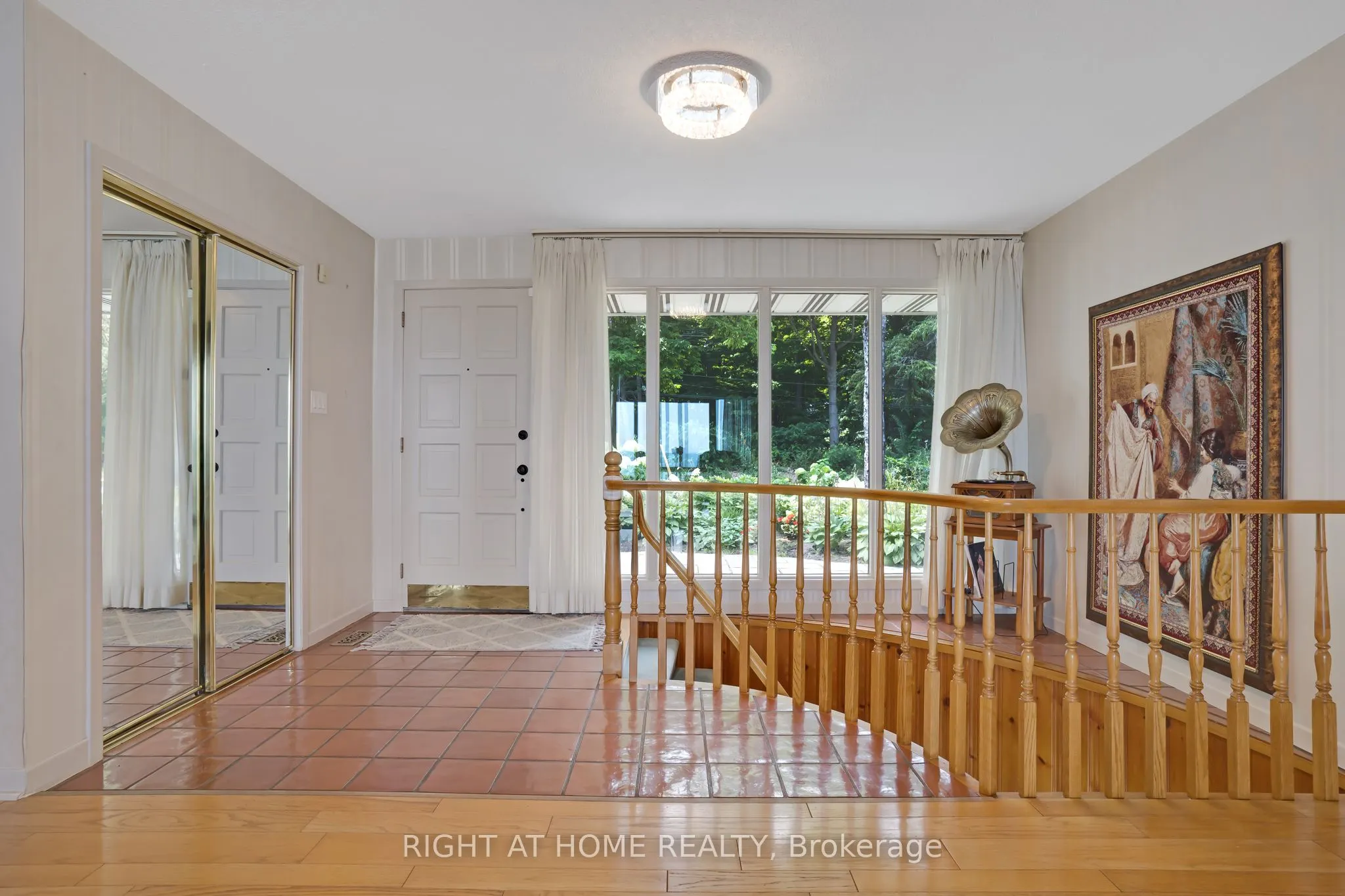 1360 LAKESHORE Road W