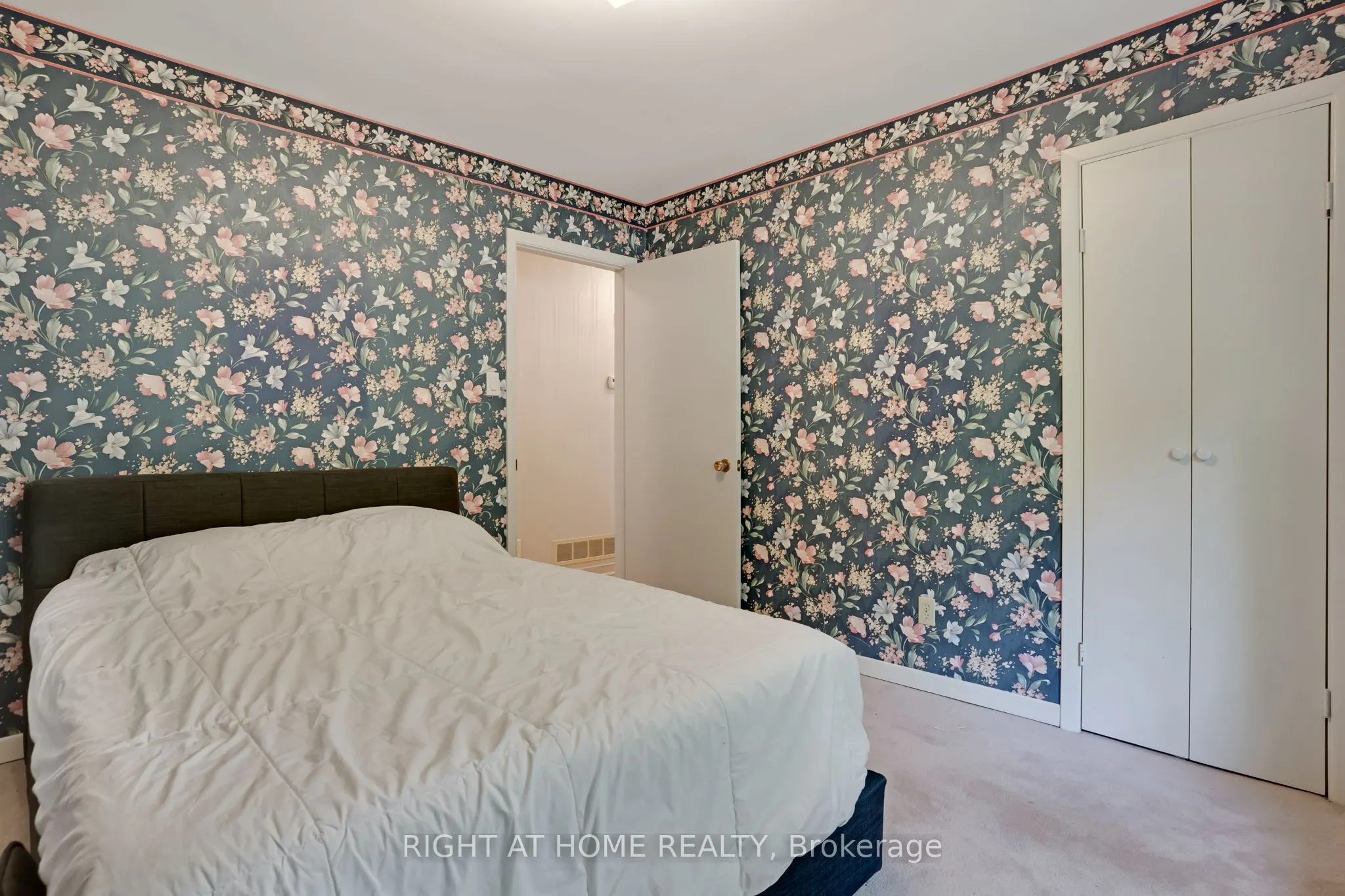 1360 LAKESHORE Road W