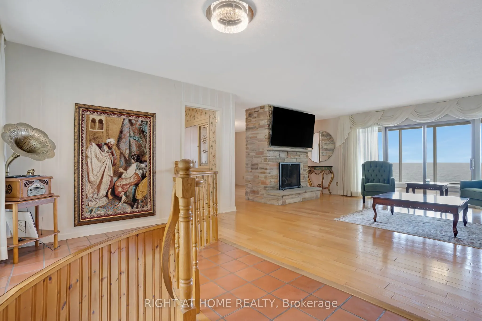 1360 LAKESHORE Road W