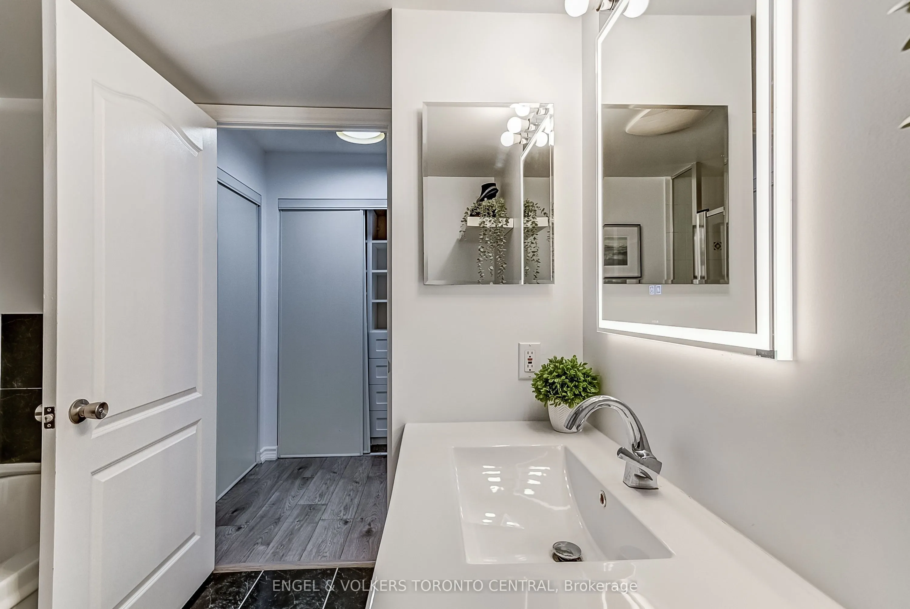 2111 Lake Shore Boulevard W, #319