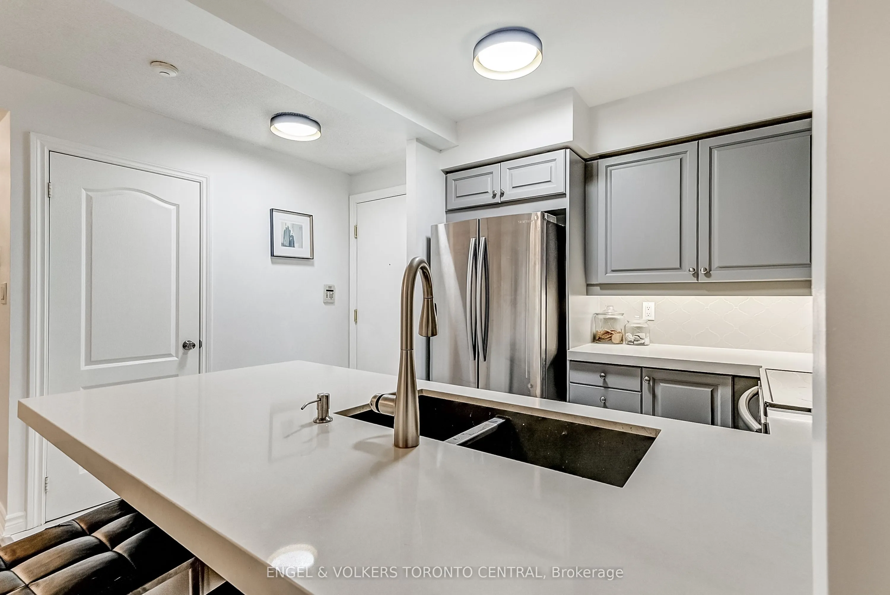 2111 Lake Shore Boulevard W, #319