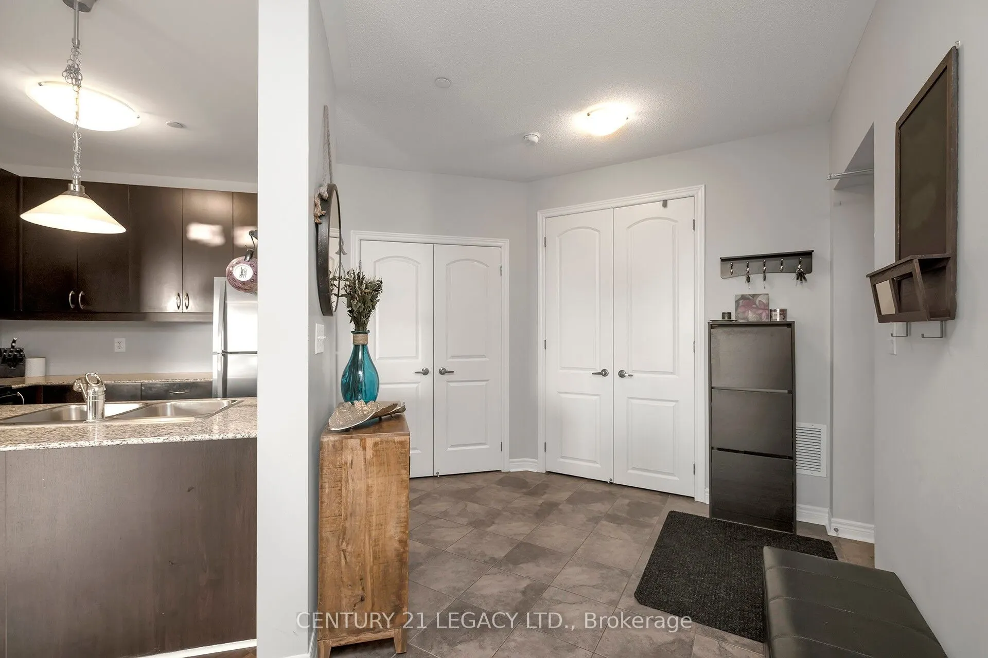 383 Main Street E, #424