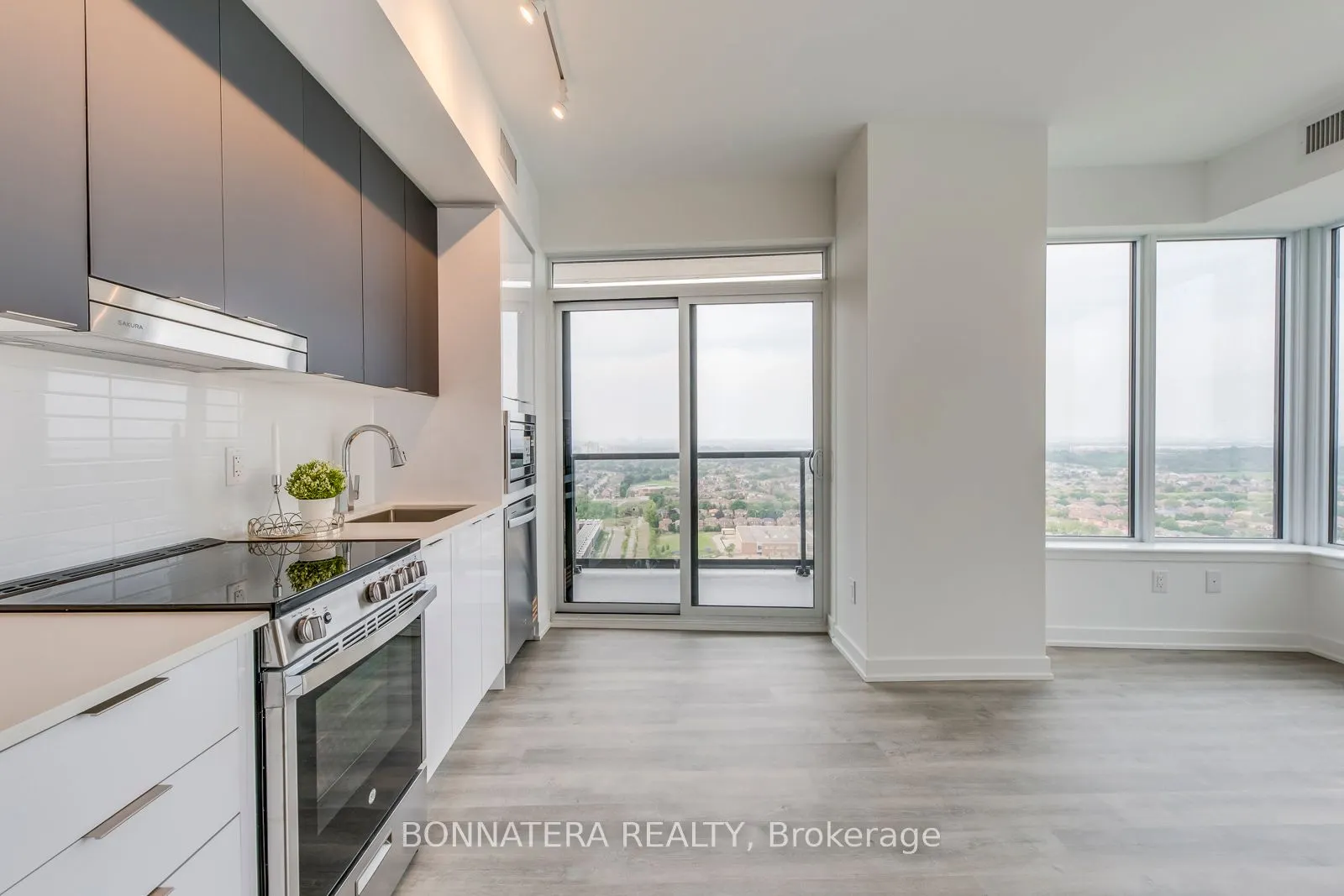 5105 Hurontario Street, #2408