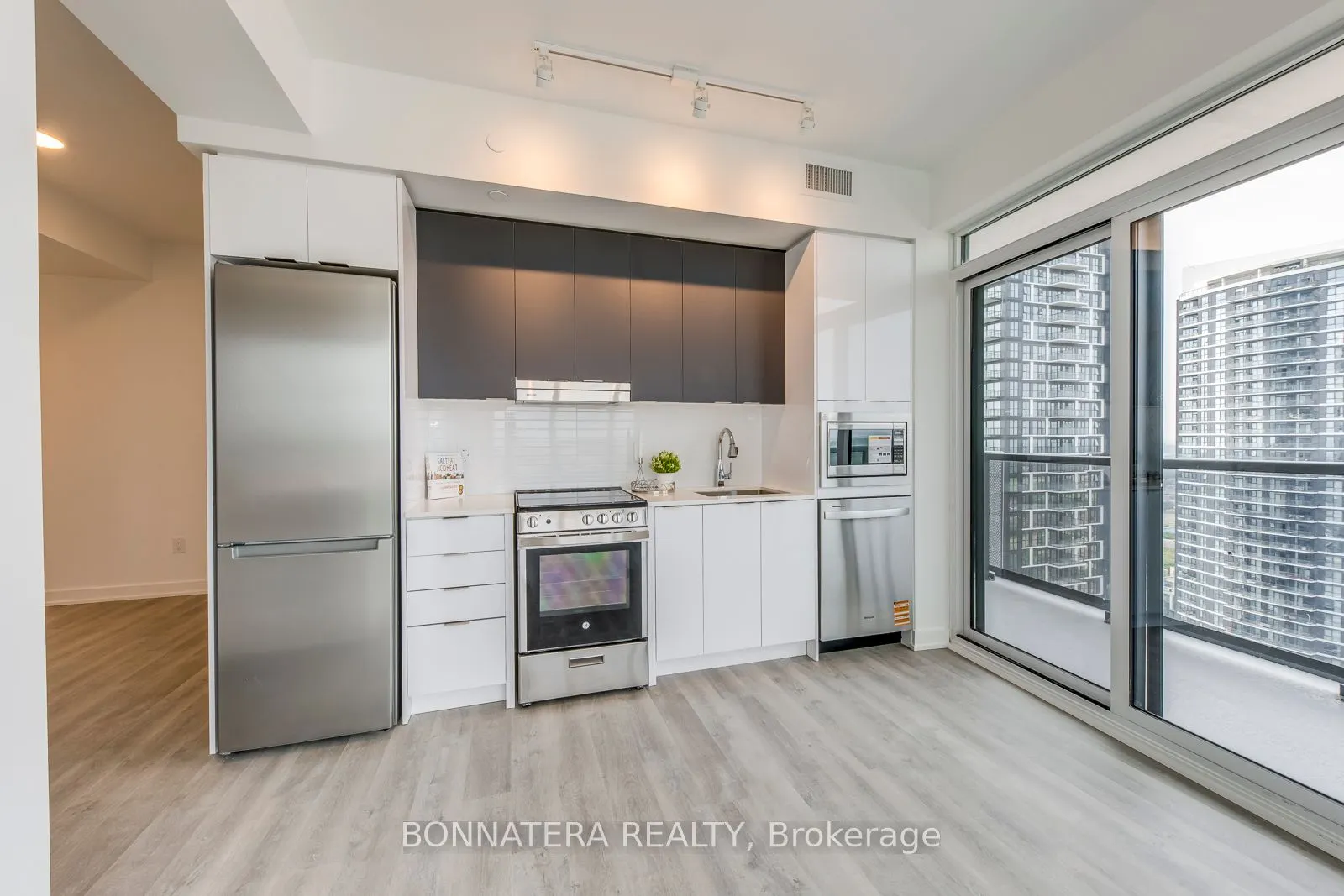 5105 Hurontario Street, #2408