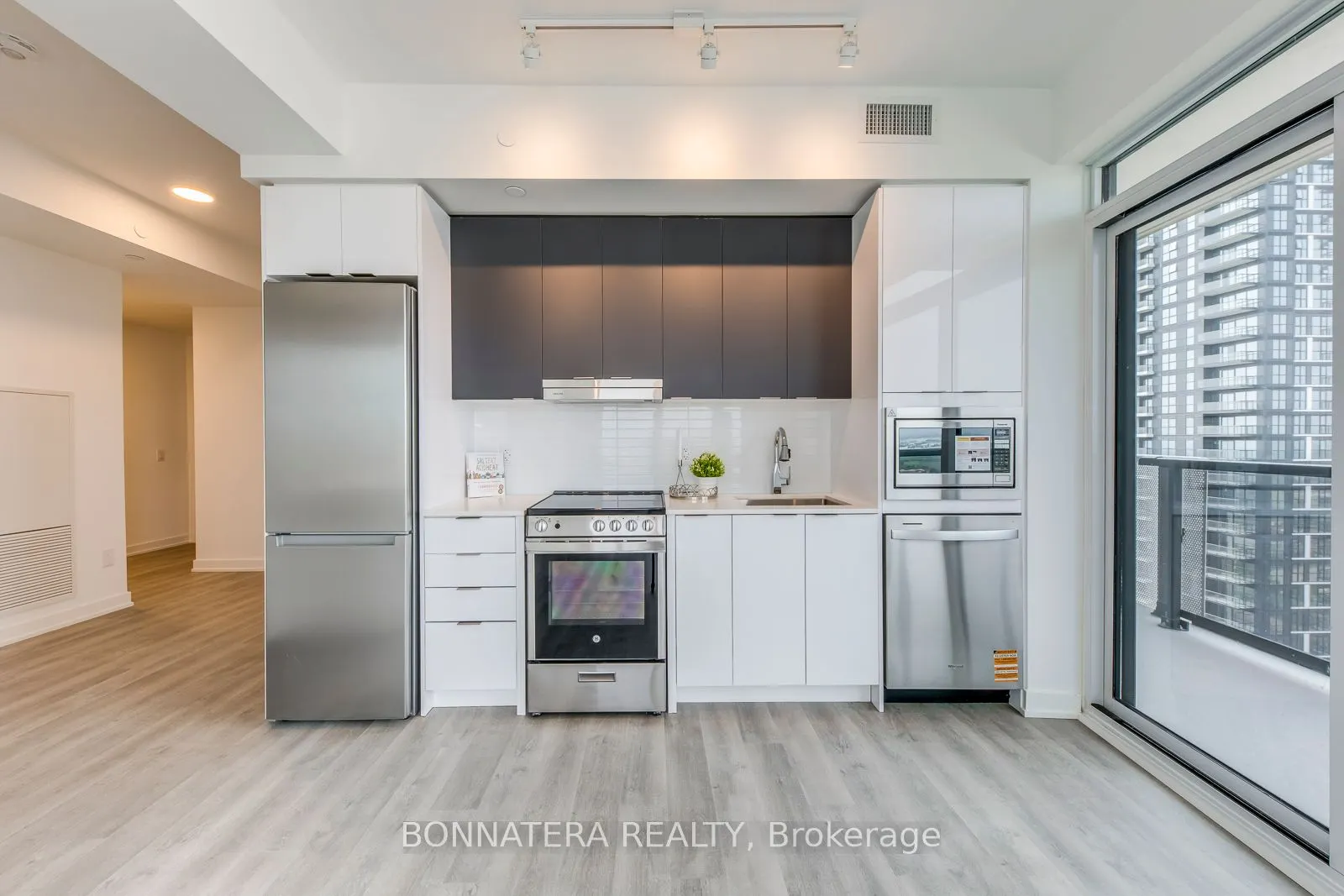 5105 Hurontario Street, #2408