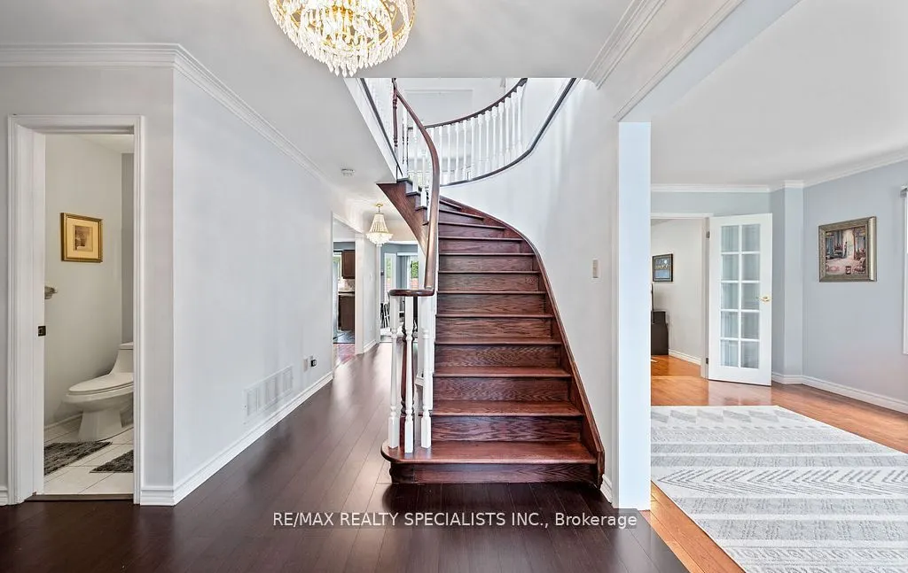 8 Royal Valley Drive