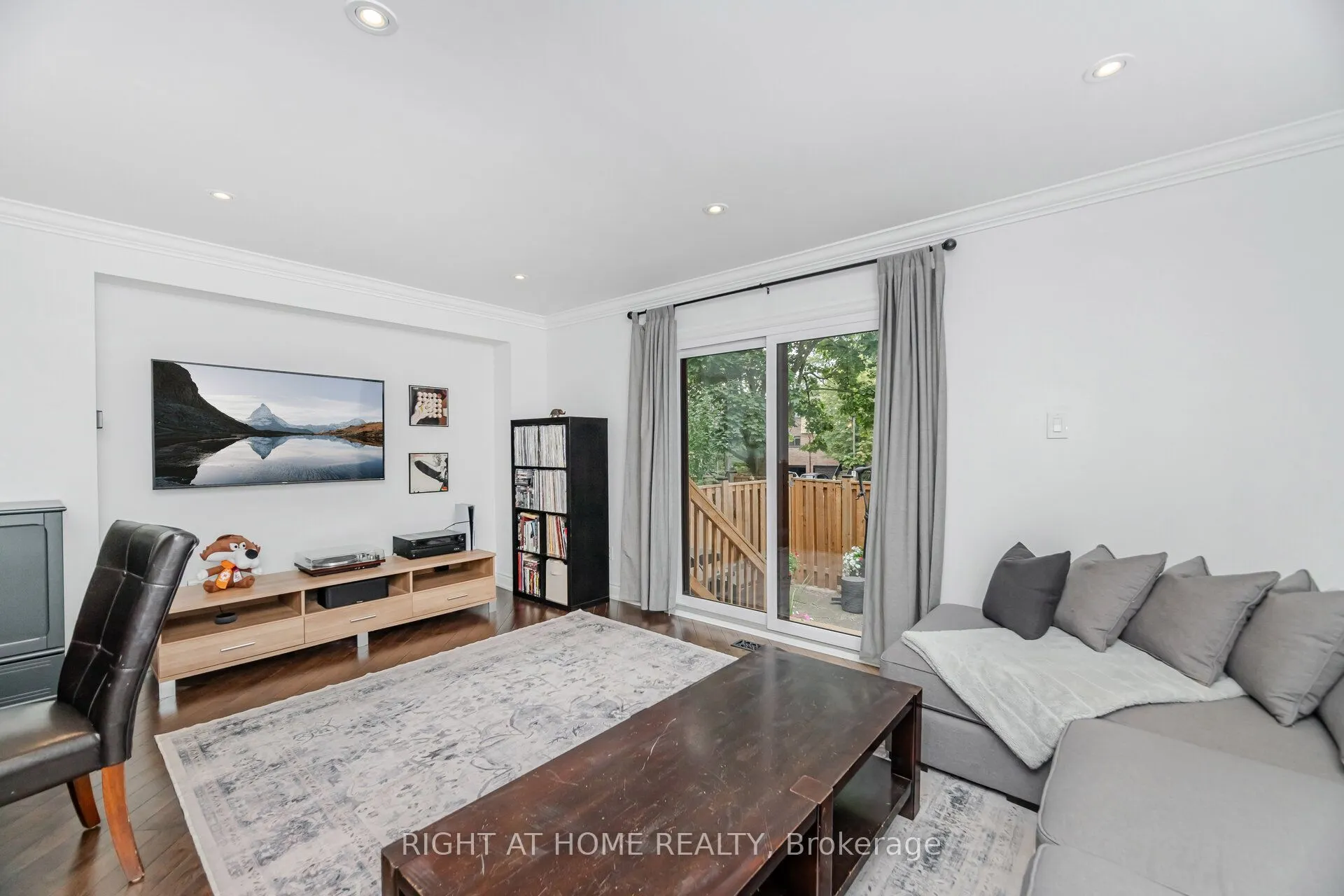 1520 Sixth Line, #20