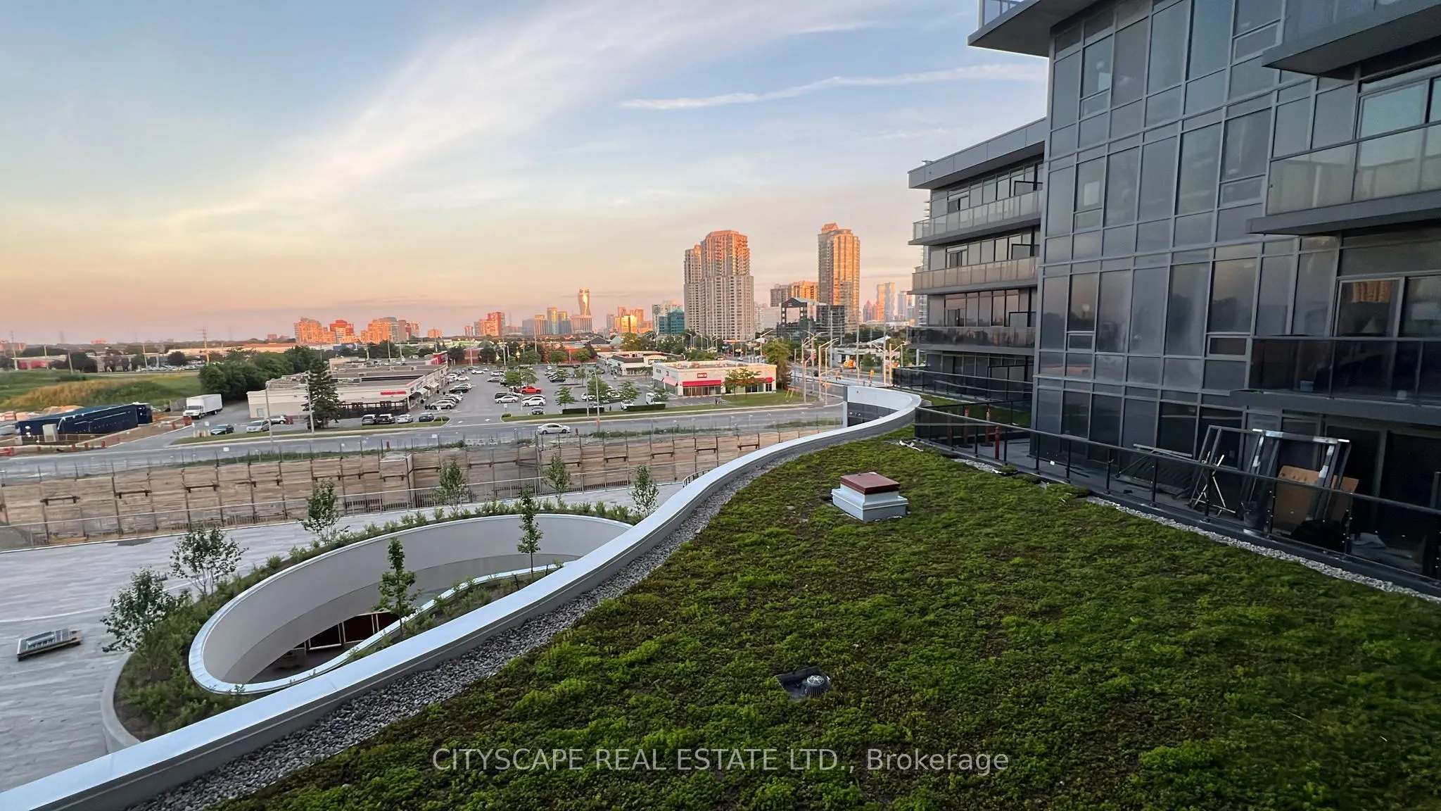 5105 HURONTARIO Street, #438