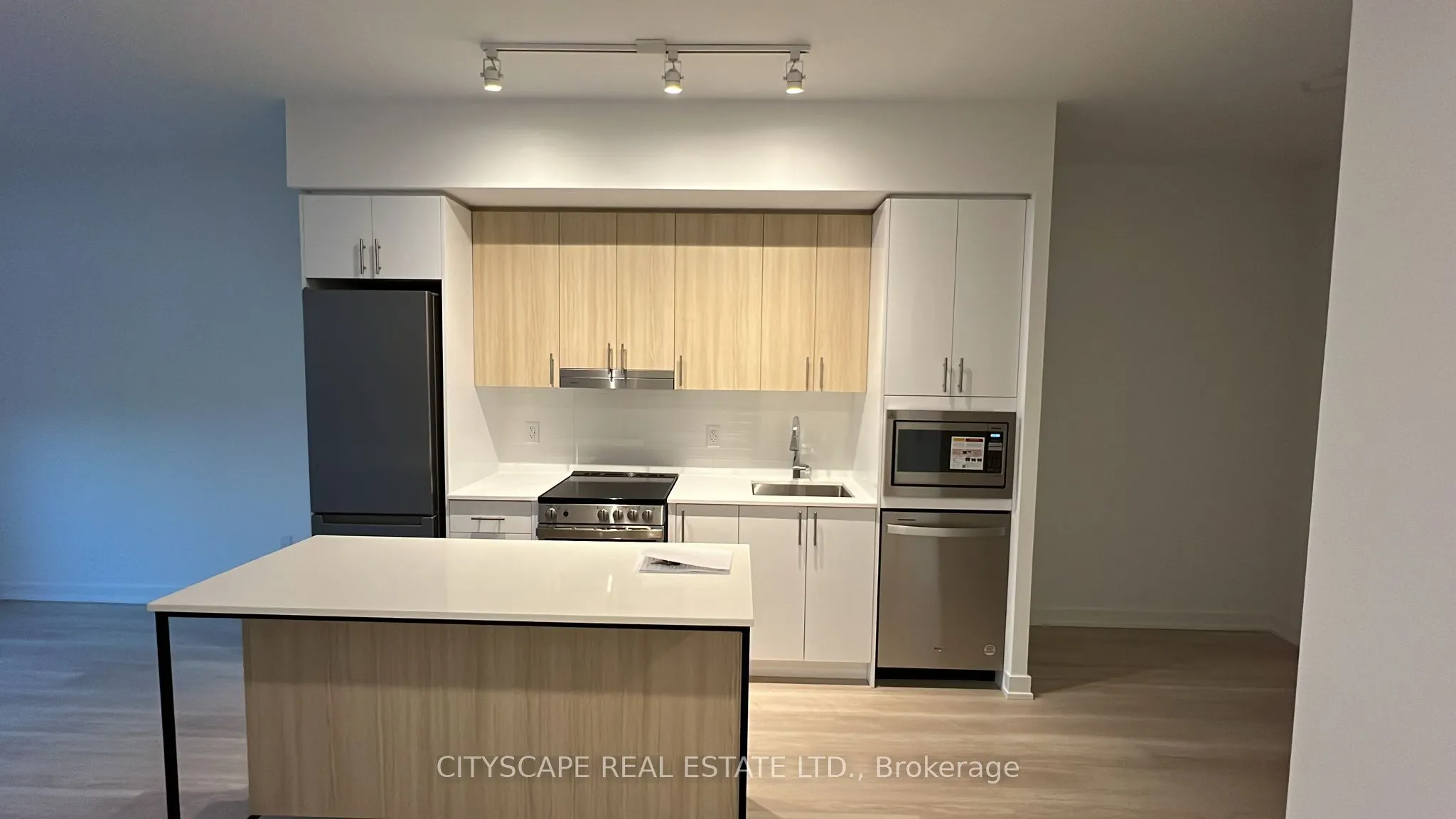 5105 HURONTARIO Street, #438