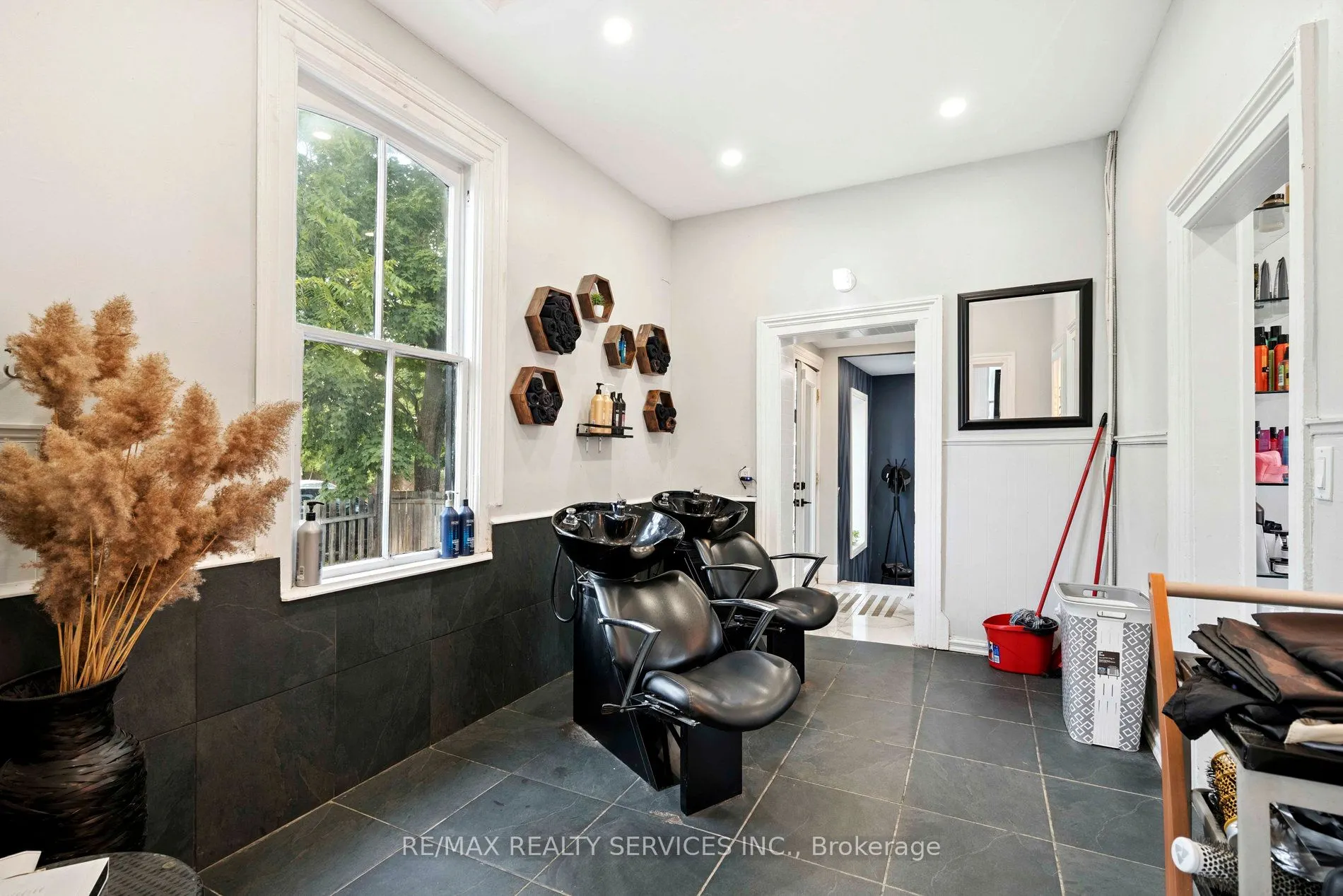 127 Queen Street W