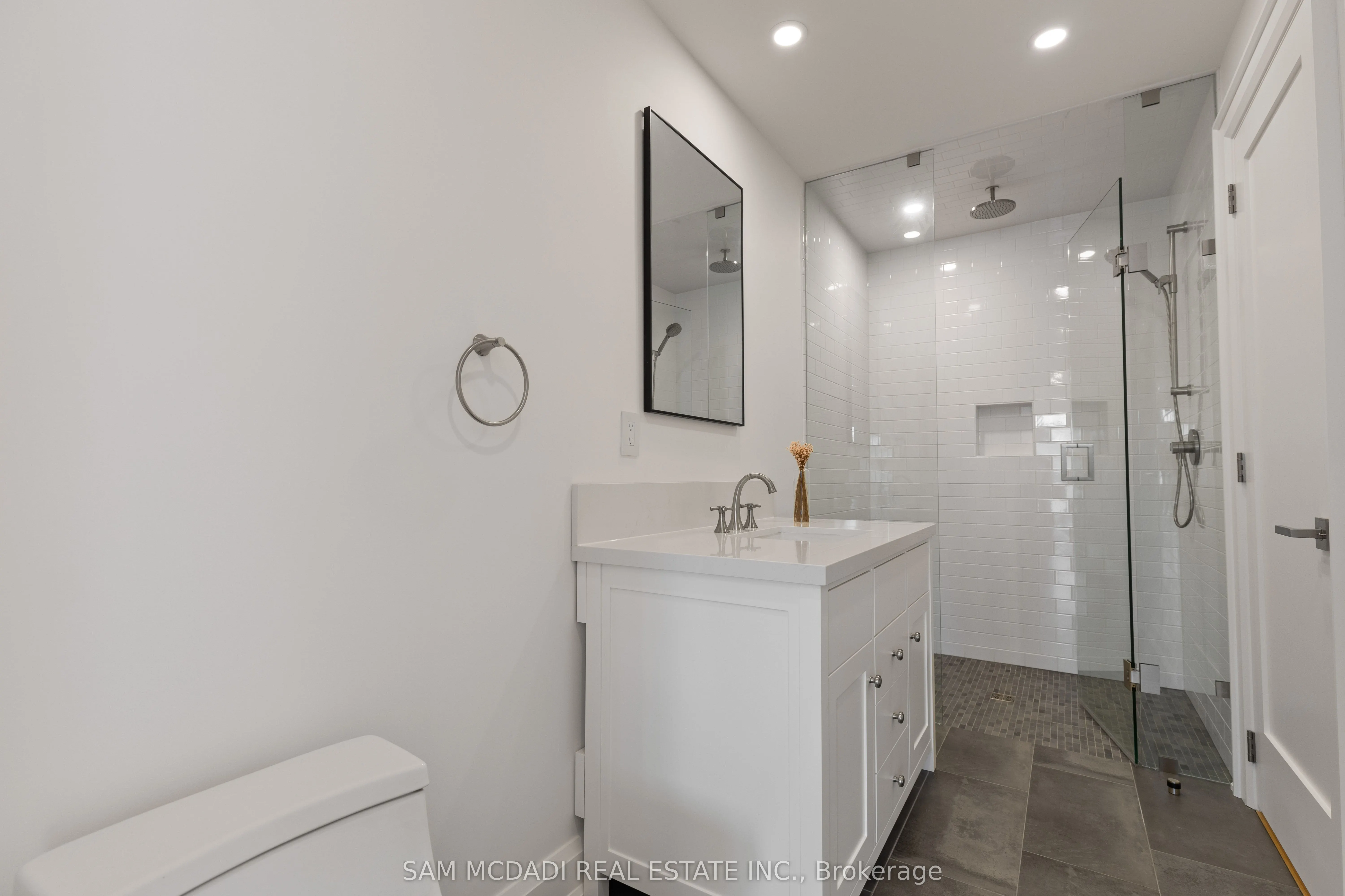 4 Iroquois Avenue