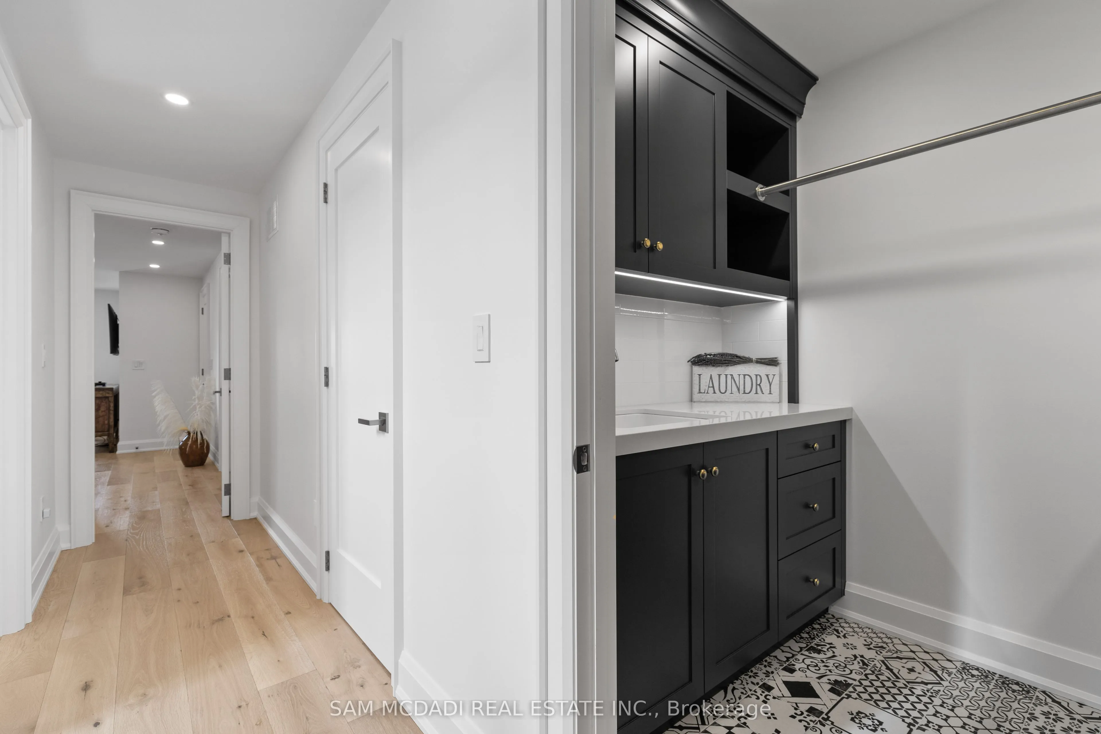 4 Iroquois Avenue