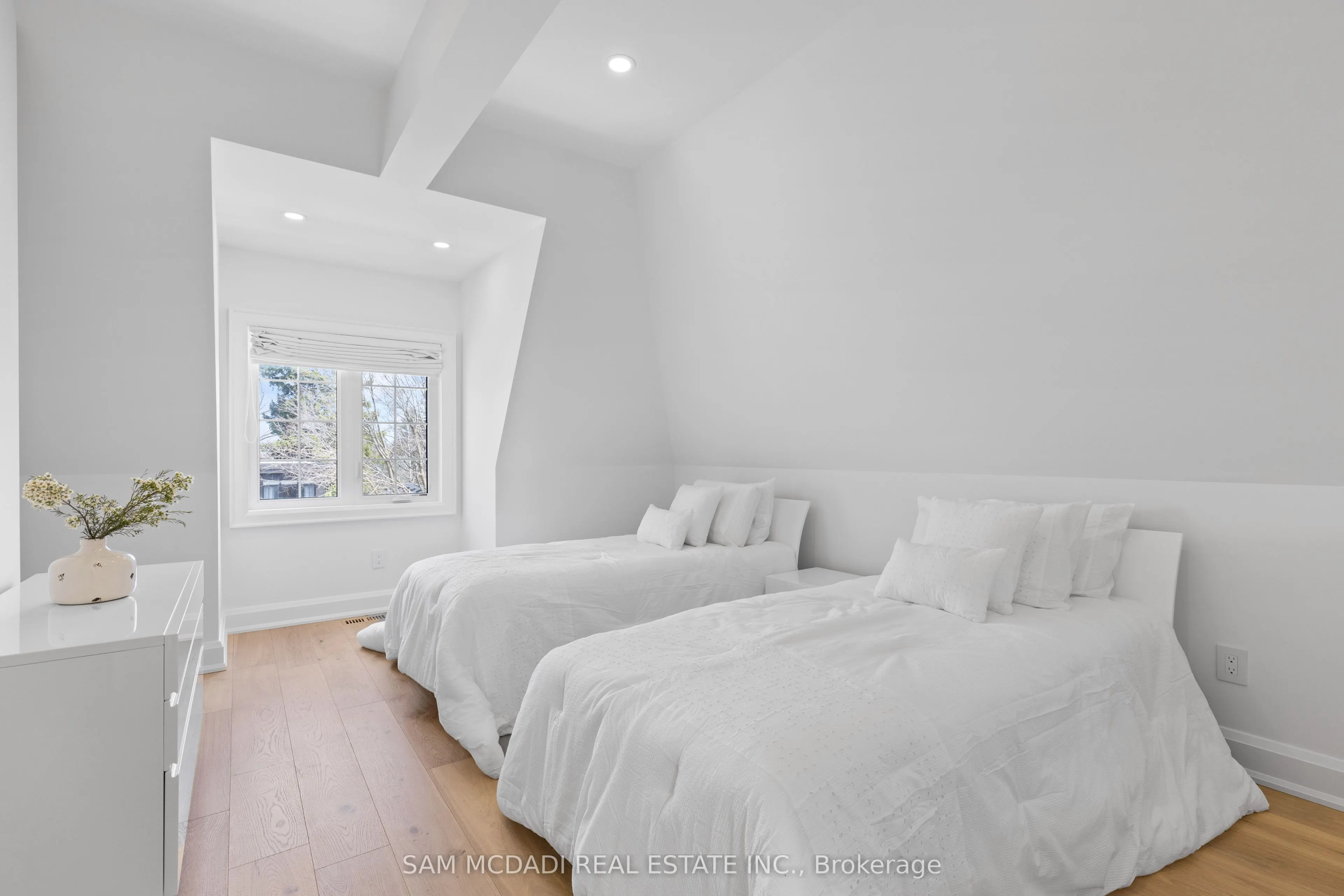 4 Iroquois Avenue