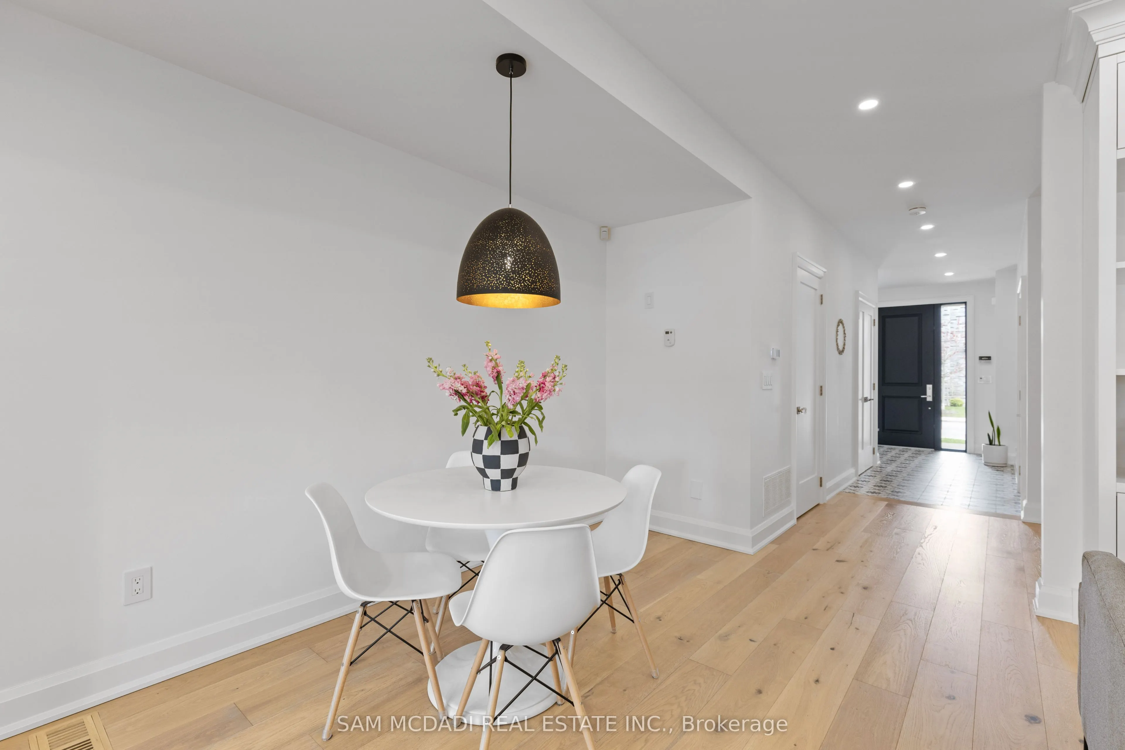 4 Iroquois Avenue