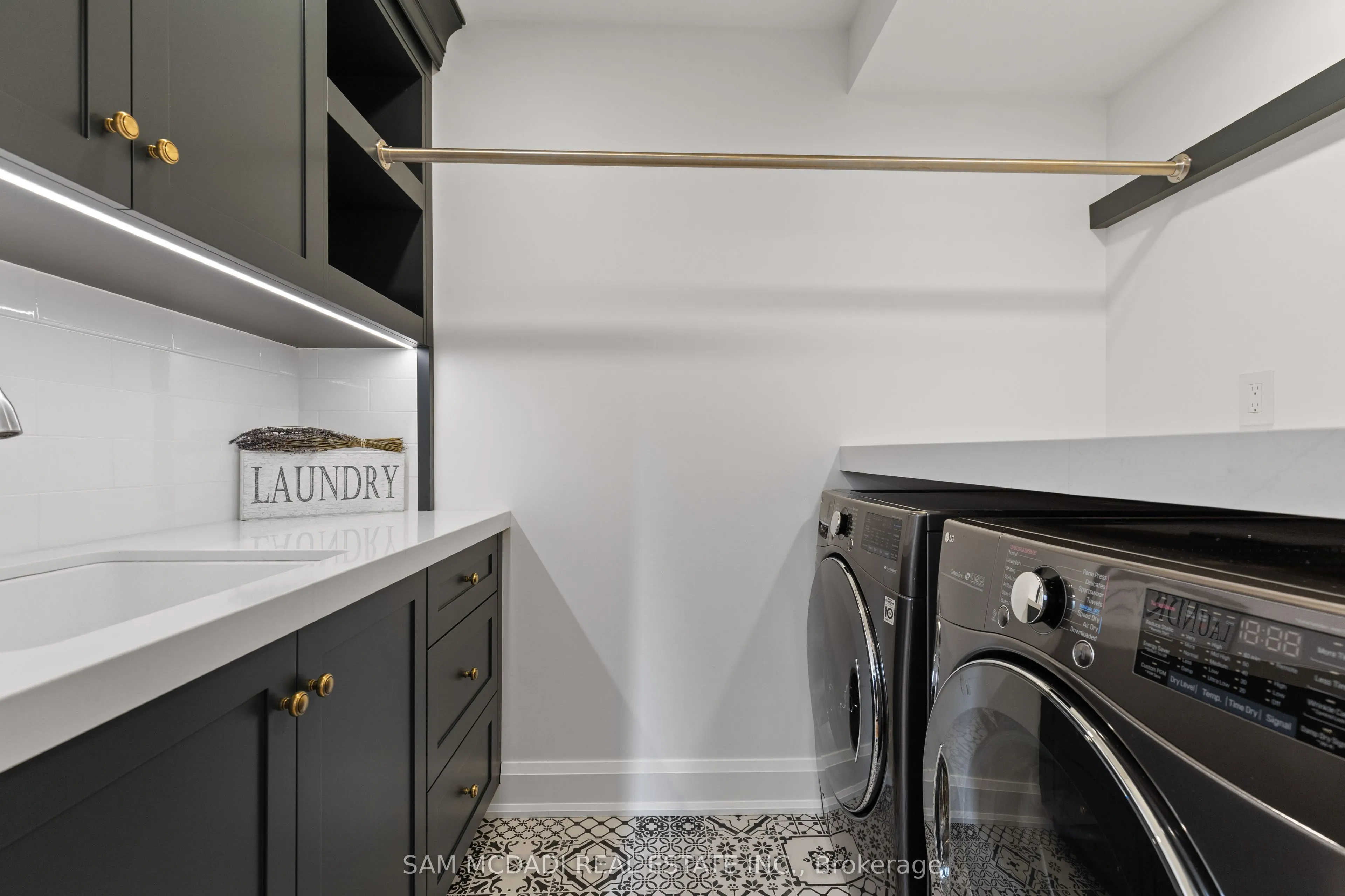 4 Iroquois Avenue