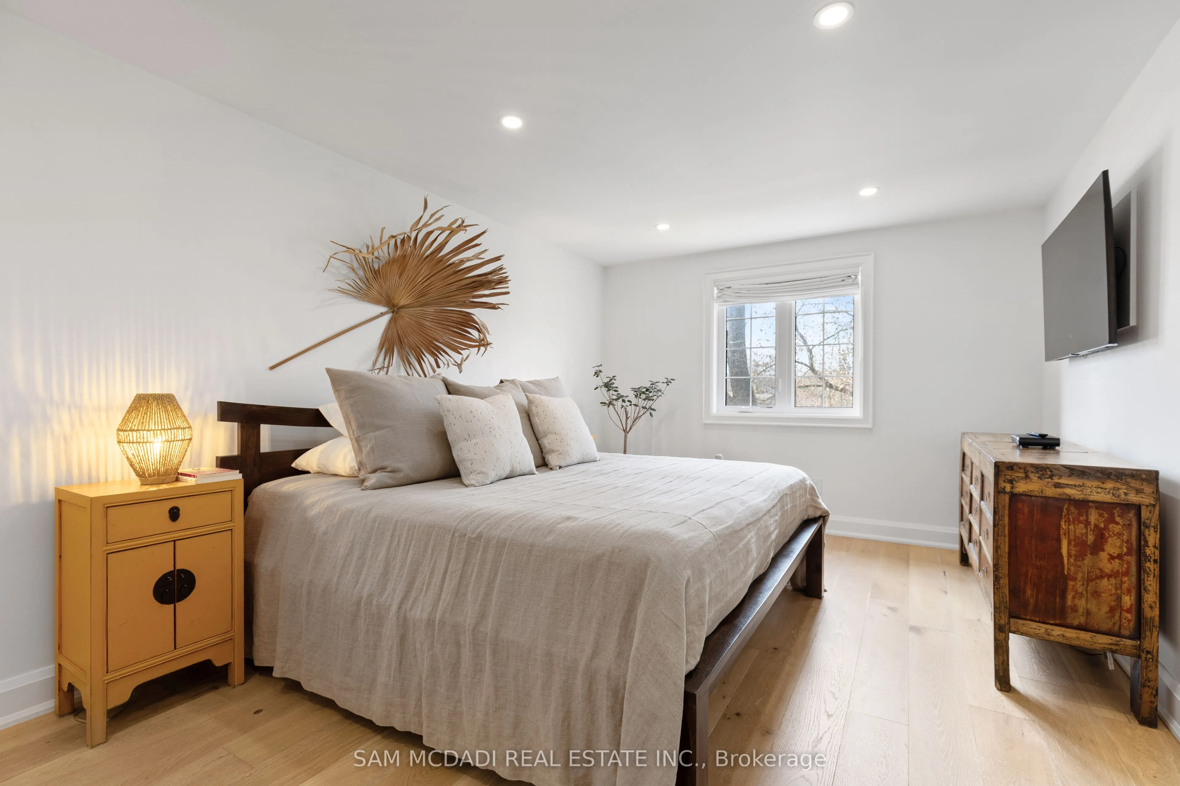 4 Iroquois Avenue