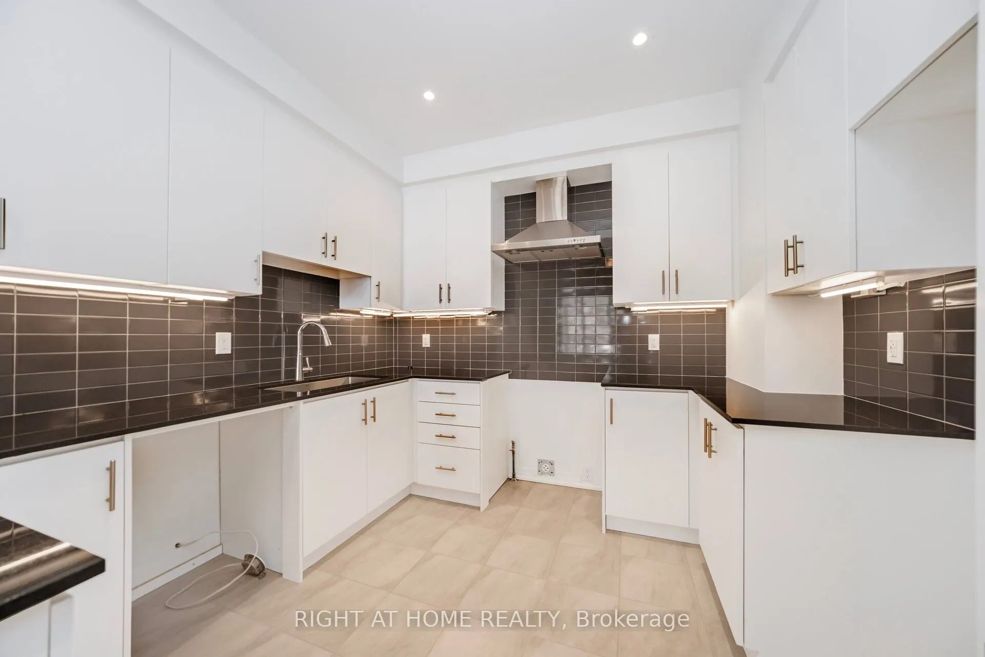 15 KINGS HILL Drive